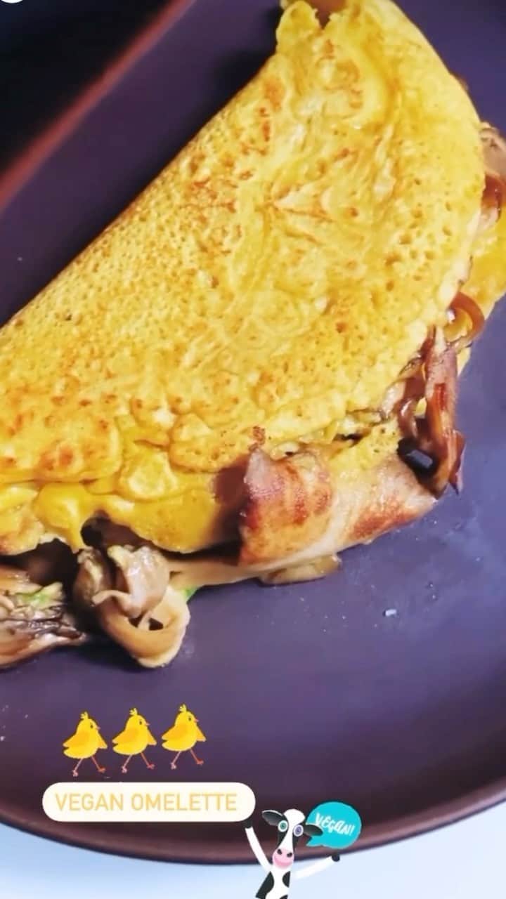 ケリーのインスタグラム：「ヴィーガンオムレツ🐣🌱  ひよこ豆粉　　　　　　　大さじ3 タピオカ粉　　　　　　　大さじ1 ターメリックパウダー　　小さじ1/4 オニオンパウダー　　　　小さじ1/2 お水 1/4カップ ニュートリショナルイースト(好みで大丈夫) 小さじ1  塩と黒胡椒  少々 オリブオイル  小さじ1  トッピング: 3-4個ブラウンマッシュルームを ソテー、1/4 アボカドマッシュ、または 好みのトッピングなどで大丈夫です。  作り方:  ⑴ トッピング以外の材料をホールの中に加えて、 ダマが残らないように良く混ぜ合わせる。  ⑵ 中火で小さいフライパンにオリブオイを 入れ熱し温まったらトッピングの 材料を入れてソテーして、一旦取り出す。  ⑶ 同じフライパンに少しオリブオイルを 入れ熱し温まったら⑴を加えて、 表面がこんがり焼いたらひっくり返して 1~2分ほど裏面を焼きます。  ⑷ ⑶に生地の1/2に⑵を上にのせて、 生地を半分に折り畳みスパチュラで 少し押し付けながら焼く。 ＊生地の中に火がとったら完成です😉  Vegan Omelette 🐣🌱  3T Chickpea flour  1T Tapioca Flour  1/4 Turmeric Powder  1/2 Tbsp Onion Powder  1 Tbsp Nutritional Yeast (optional) 1/4cup water  Seasoning with Salt & Black Pepper   Filling with 3-4 Mushrooms Sautéed and 1/4 Mash Avocado but you can fill it with any other ingredients of your choice.   Instructions   1) Besides the filling ingredients add all the ingredients in a bowl stir until there are no lumps.   2)In a small fry pan sauté the mushrooms or  (veggies of you choice)with olive oil sauté and set aside.   3)In the same fry pan medium heat add a bit of olive oil add the vegan omelette mixture grilled it until it’s golden brown flip and  grilled it for another 1-2mits.   4) Add the filling to one half of the vegan omelette mixture then fold one side over to cover the fillings. Cover and cook for another 1-2 minutes, until it’s cooked inside!  Enjoy!!!🐥🌱」
