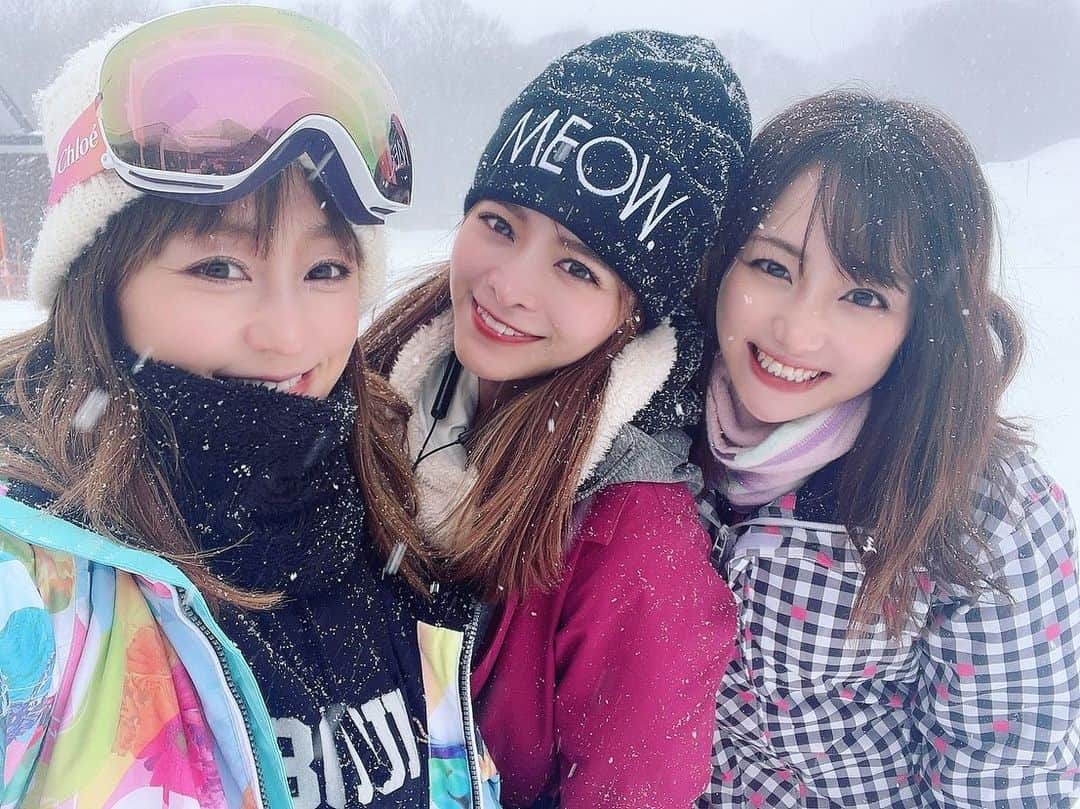 葵ゆりかのインスタグラム：「粉〜雪〜 というか 吹雪でした⛄️笑  #snowboarding #snowboard #スノボ　#スノーボード女子　#スノーボード　#たんばらスキーパーク」