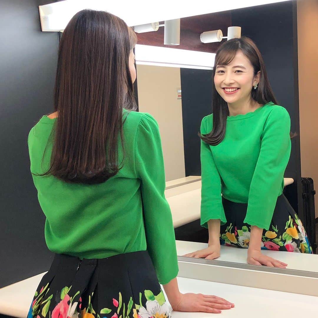 TBS「あさチャン！」のインスタグラム：「Today's まおこ hair style🦋 ・ 空気が乾燥する毎日… そこで日比アナに聞いたヘアケアのポイント💁🏻‍♀️✨ ・ 3日に一度ヘアパック、毎日ヘアオイルを付けて 髪が傷まないように気をつけています☺️ ドライヤーで髪を乾かす時も、 温風を当てた後に冷風モードにして乾かすなど 一手間加えています✨ 乾燥する今だからこそ、 日々のお手入れ頑張りたいですね🤗 ・ ・ #tbs #あさチャン #アナウンサー #日比麻音子」