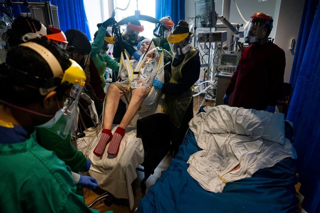 のインスタグラム：「Photo by @lynseyaddario / A team of critical care nurses and doctors lift a COVID-19 patient to a seated position at Royal Papworth Hospital, outside Cambridge, England, on June 15. As part of physical therapy and to facilitate breathing, some long-term COVID-19 patients are turned and eventually aided to sit upright for several hours each day, in order to rebuild strength after months in intensive care. An ECMO (extracorporeal membrane oxygenation) machine pumps and oxygenates a patient's blood outside the body—which essentially does the job of the lungs externally, in order to give the body a chance to rest and recover. Royal Papworth is one of only five hospitals in England to provide ECMO machines for respiratory failure.  One year and over 112,000 deaths into the coronavirus pandemic, the United Kingdom has one of the highest COVID-19 death tolls per one million population in the world. The  government is one of the world's leaders in the race to vaccinate citizens, with more than 12 million vaccinated already, roughly 23% of the adult population, according to Gov.uk and the Office of National Statistics.」