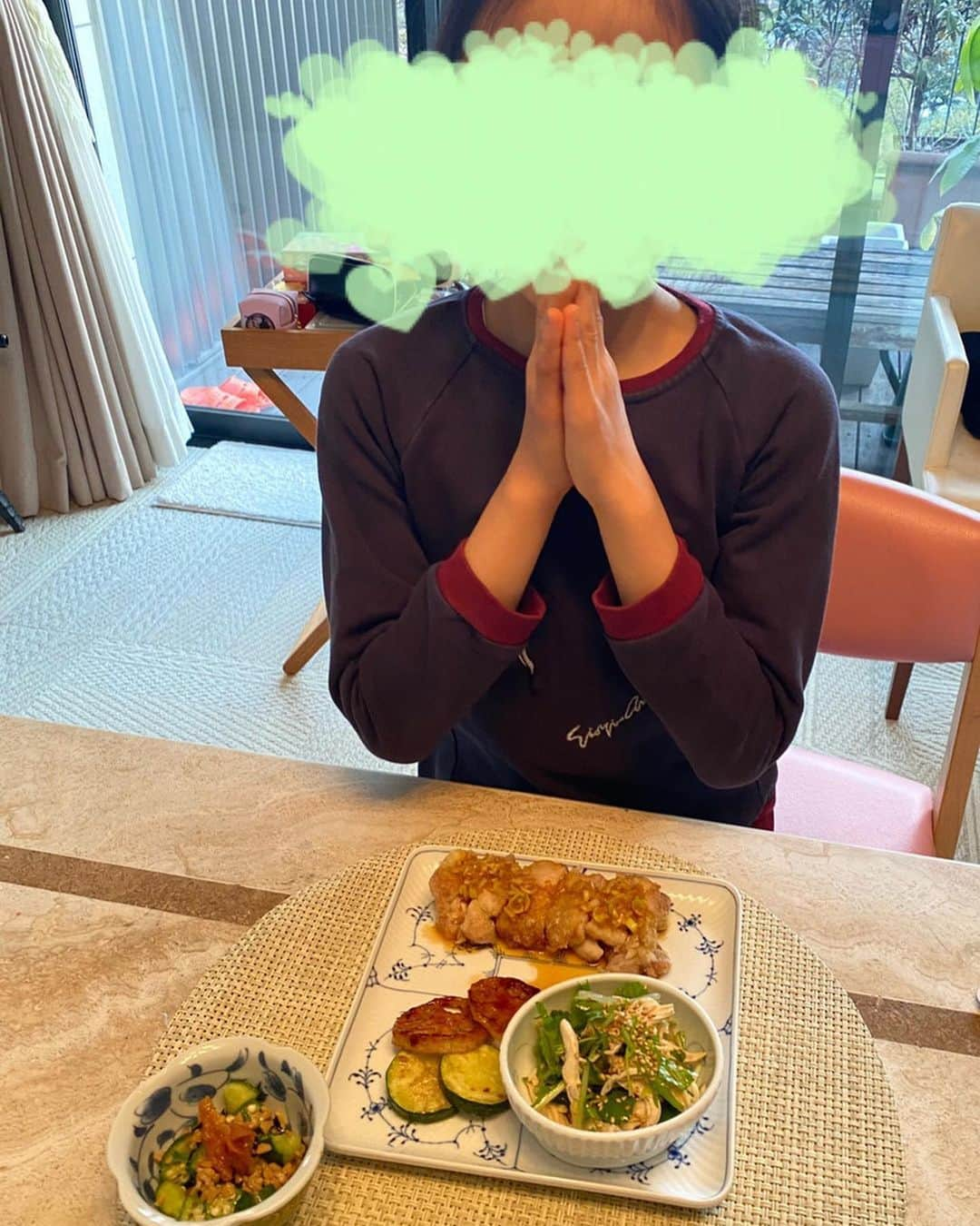 市川海老蔵 （11代目）さんのインスタグラム写真 - (市川海老蔵 （11代目）Instagram)「Sooo hungry I’m having curry on salad🥗 Reika’s having her meal a bit early, Chinese style deep fried chicken✨ * 腹ペコ 私はカレーサラダ🥗 麗禾は少し早めに 油淋鶏✨  #市川海老蔵 #海老蔵 #成田屋 #歌舞伎　 #成長記録 #子育てぐらむ #子供のいる暮らし #子どものいる暮らし #子育て日記 #children #childphotography #daughter #son #ABKAI #ABMORI #ebizoichikawa #ebizo #kabuki #thunderparty #ebizotv #theater #theaterarts #actor #japan #classic」2月18日 16時35分 - ebizoichikawa.ebizoichikawa