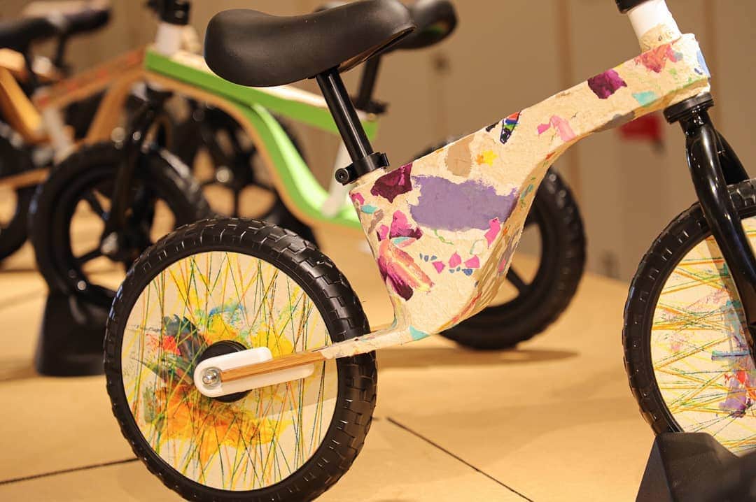 のインスタグラム：「_ 八王子の豊かな自然風景や伝統文化で彩られたランバイクを展示する「バンブーランバイク meets 八王子展」が、まちなか休憩所 八王子宿（八王子市）にて、2/28（日）まで開催中です🚲🏞️🚩  本展では、八王子市との協働文化事業「バンブーランバイク・アートプロジェクト」の成果の一部として、 本学の学生と、職人やアーティスト、地域の方々が協力して制作した、個性豊かなランバイクを11台展示しています🎈  会期：2/15（月）ー2/28（日）※ 2/24（水）休館 時間：10:00ー19:00 会場：まち・なかギャラリーホール（まちなか休憩所 八王子宿2階）八王子市中町12－11－1 入場無料 主催：八王子市、東京造形大学  尚、今年7月には、現在制作中のランバイクを含む40台のランバイクを展示する展覧会も予定していますので、こちらもぜひお楽しみに🌻！ ・ ・ ・ #東京造形大学 #美術 #デザイン #アート #美大 #展覧会 #展示 #八王子#ランバイク #tokyozokeiuniversity #art #design #finearts #artuniversity #graduationworks #exhibition #zokei #hachioji #balancebike」