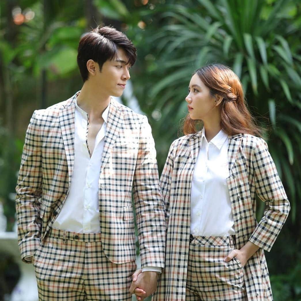CeCi Thailandさんのインスタグラム写真 - (CeCi ThailandInstagram)「คู่หวานสุดน่ารัก ริชชี่ อรเณศ และก๊อต อิทธิพัทธ์ ขอส่งผ่านบรรยากาศโรแมนติกในเดือนแห่งความรักนี้ ไปกับ 4 ลุค 4 สไตล์จากคอลเลคชั่นใหม่ล่าสุดจาก Daks Thailand ไม่ว่าจะเป็นลุคหวานกับ Sweet Blossom Collection หรือจะเป็นโทนสีเขียวธรรมชาติละมุนกับ Eden Floral collection หรือเพิ่มความเรียบหรูไปกับ Double DD collection และ Original House check collection เลือกความหวานตามสไตล์ที่พร้อมพาคุณโดดเด่นในบรรยากาศของความรักในครั้งนี้ไปกับ Daks Thailand  พบกับคอลเลคชั่นใหม่ล่าสุดจาก Daks ได้เร็วๆนี้ ทุกสาขา ณ ห้างสรรพสินค้าชั้นนำ ทั่วประเทศ และทาง Line official @daksthailand พร้อมรับส่วนลดพิเศษสูงสุด 20%  #DAKSThailand #DaksValentine #DAKSLondon #อิทธิริช #ริชชี่ที่แปลว่าของก๊อต #ริชชี่ที่แปลว่าแฟนก๊อต」2月18日 16時43分 - girldailydotcom