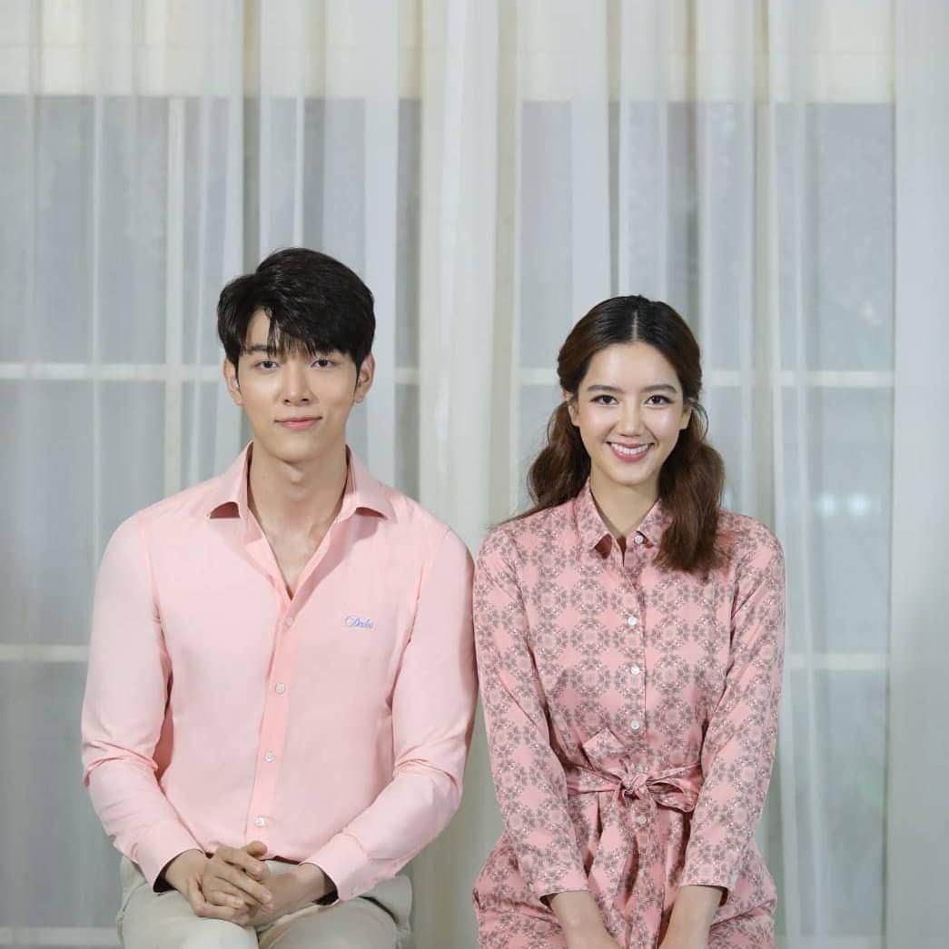 CeCi Thailandさんのインスタグラム写真 - (CeCi ThailandInstagram)「คู่หวานสุดน่ารัก ริชชี่ อรเณศ และก๊อต อิทธิพัทธ์ ขอส่งผ่านบรรยากาศโรแมนติกในเดือนแห่งความรักนี้ ไปกับ 4 ลุค 4 สไตล์จากคอลเลคชั่นใหม่ล่าสุดจาก Daks Thailand ไม่ว่าจะเป็นลุคหวานกับ Sweet Blossom Collection หรือจะเป็นโทนสีเขียวธรรมชาติละมุนกับ Eden Floral collection หรือเพิ่มความเรียบหรูไปกับ Double DD collection และ Original House check collection เลือกความหวานตามสไตล์ที่พร้อมพาคุณโดดเด่นในบรรยากาศของความรักในครั้งนี้ไปกับ Daks Thailand  พบกับคอลเลคชั่นใหม่ล่าสุดจาก Daks ได้เร็วๆนี้ ทุกสาขา ณ ห้างสรรพสินค้าชั้นนำ ทั่วประเทศ และทาง Line official @daksthailand พร้อมรับส่วนลดพิเศษสูงสุด 20%  #DAKSThailand #DaksValentine #DAKSLondon #อิทธิริช #ริชชี่ที่แปลว่าของก๊อต #ริชชี่ที่แปลว่าแฟนก๊อต」2月18日 16時43分 - girldailydotcom