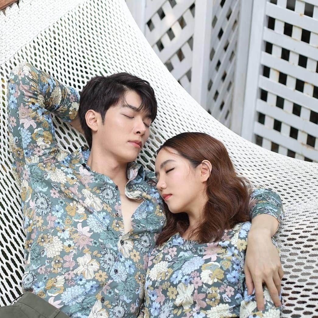 CeCi Thailandのインスタグラム：「คู่หวานสุดน่ารัก ริชชี่ อรเณศ และก๊อต อิทธิพัทธ์ ขอส่งผ่านบรรยากาศโรแมนติกในเดือนแห่งความรักนี้ ไปกับ 4 ลุค 4 สไตล์จากคอลเลคชั่นใหม่ล่าสุดจาก Daks Thailand ไม่ว่าจะเป็นลุคหวานกับ Sweet Blossom Collection หรือจะเป็นโทนสีเขียวธรรมชาติละมุนกับ Eden Floral collection หรือเพิ่มความเรียบหรูไปกับ Double DD collection และ Original House check collection เลือกความหวานตามสไตล์ที่พร้อมพาคุณโดดเด่นในบรรยากาศของความรักในครั้งนี้ไปกับ Daks Thailand  พบกับคอลเลคชั่นใหม่ล่าสุดจาก Daks ได้เร็วๆนี้ ทุกสาขา ณ ห้างสรรพสินค้าชั้นนำ ทั่วประเทศ และทาง Line official @daksthailand พร้อมรับส่วนลดพิเศษสูงสุด 20%  #DAKSThailand #DaksValentine #DAKSLondon #อิทธิริช #ริชชี่ที่แปลว่าของก๊อต #ริชชี่ที่แปลว่าแฟนก๊อต」