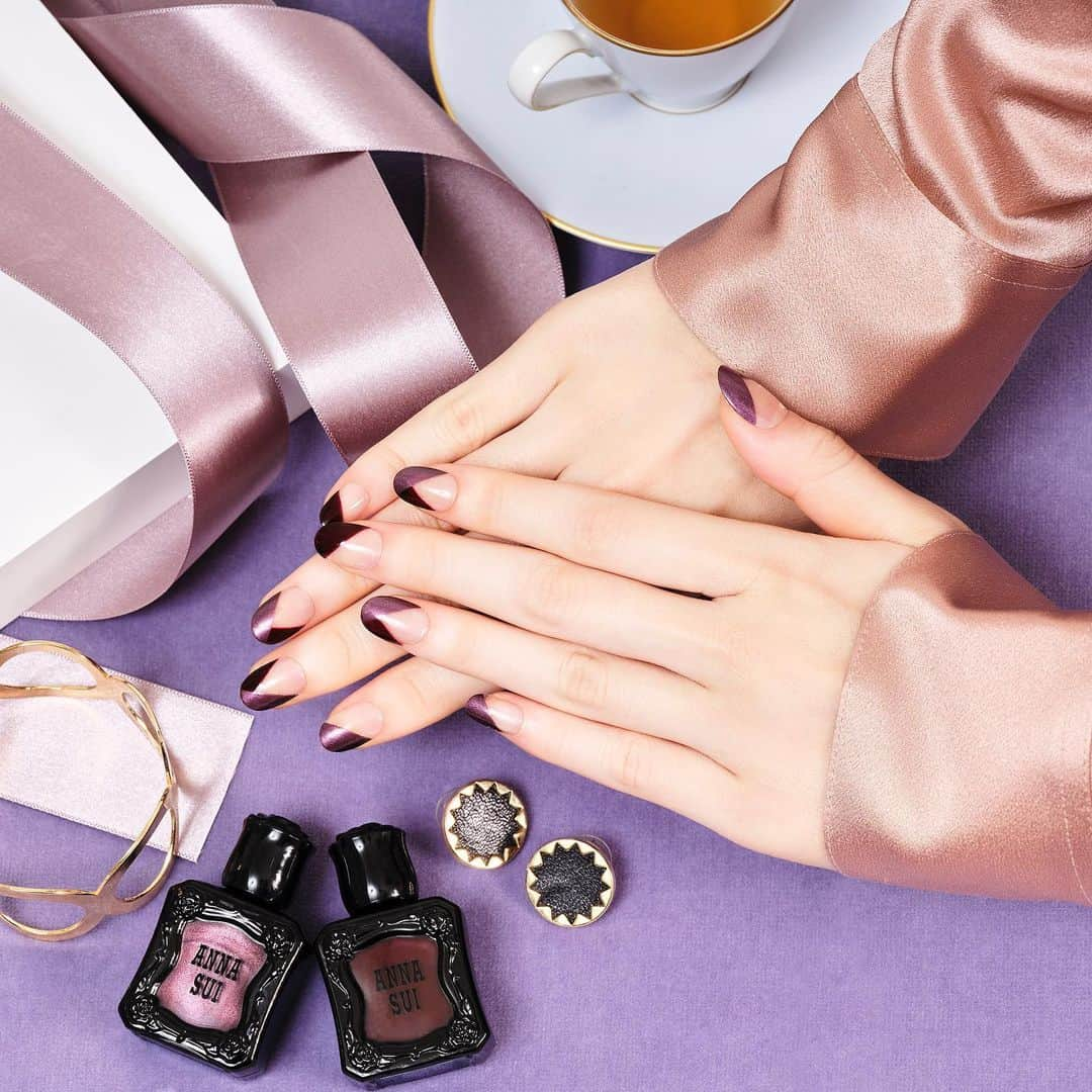 アナスイさんのインスタグラム写真 - (アナスイInstagram)「指先をキレイに魅せてくれるクロスフレンチネイル💅 異なる2色のボルドーカラーを使用して、スタイリッシュに大人っぽく✨ ⠀ ◆ネイルカラー 319 406 ⠀ #annasuicosmetics #アナスイコスメティックス #annasui #アナスイ ⠀ ⠀ #アナスイネイル #ネイル#フレンチネイル#化粧品 #ネイルカラー#ピンク#セルフネイル#ネイルアート ⠀ #design#beauty#cosmetics#nail」2月18日 16時44分 - annasuicosmetics