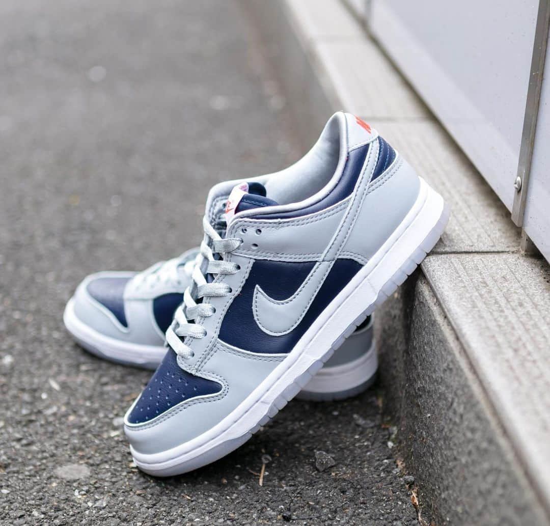 アトモスガールズ/atmos girlsさんのインスタグラム写真 - (アトモスガールズ/atmos girlsInstagram)「. NIKEからDUNK LOW"Callege Navy"が登場👟🤍  レッドのアクセントで遊び心を加えたスタイリッシュな一足となっております👟 落ち着いた印象の深いネイビーをベースに、ポイントでグレーを合わせることによってクラシカルなシルエットにより洗練された印象をプラスしております😆 どんなスタイルにも合うカラーリングながらも、大人かわいいデザインです☺︎🤍 2/25(THU)発売開始🛍是非お見逃しなく🛍  #atmos#atmospink#nike#nikeshoes#dunklow#spring#springcode #sneakers #ナイキ#ナイキスニーカー#スニーカーズ#スニーカーショップ#アトモス#アトモスピンク #ダンクロー#春色#春色コーデ#春コーデ#スニーカーコーデ#スニーカー👟#ローカットスニーカー#ネイビーカラー ーカラー#バケハ #スポーティーコーデ #ストリート #ストリートコーデ #カジュアルコーデ#カジュアルスタイル#春服#新作スニーカー」2月18日 16時50分 - atmos_pink_official