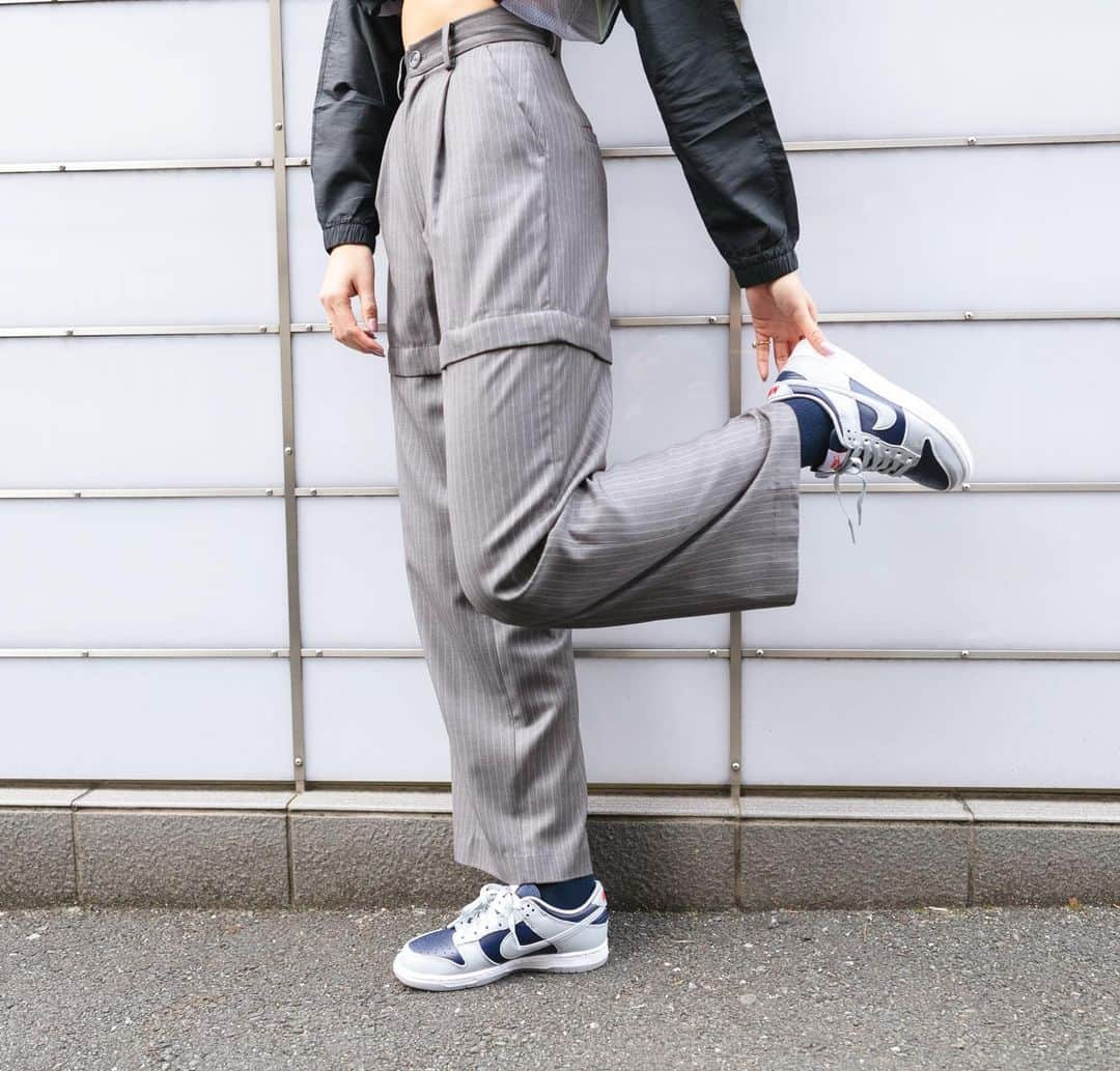 アトモスガールズ/atmos girlsさんのインスタグラム写真 - (アトモスガールズ/atmos girlsInstagram)「. NIKEからDUNK LOW"Callege Navy"が登場👟🤍  レッドのアクセントで遊び心を加えたスタイリッシュな一足となっております👟 落ち着いた印象の深いネイビーをベースに、ポイントでグレーを合わせることによってクラシカルなシルエットにより洗練された印象をプラスしております😆 どんなスタイルにも合うカラーリングながらも、大人かわいいデザインです☺︎🤍 2/25(THU)発売開始🛍是非お見逃しなく🛍  #atmos#atmospink#nike#nikeshoes#dunklow#spring#springcode #sneakers #ナイキ#ナイキスニーカー#スニーカーズ#スニーカーショップ#アトモス#アトモスピンク #ダンクロー#春色#春色コーデ#春コーデ#スニーカーコーデ#スニーカー👟#ローカットスニーカー#ネイビーカラー ーカラー#バケハ #スポーティーコーデ #ストリート #ストリートコーデ #カジュアルコーデ#カジュアルスタイル#春服#新作スニーカー」2月18日 16時50分 - atmos_pink_official