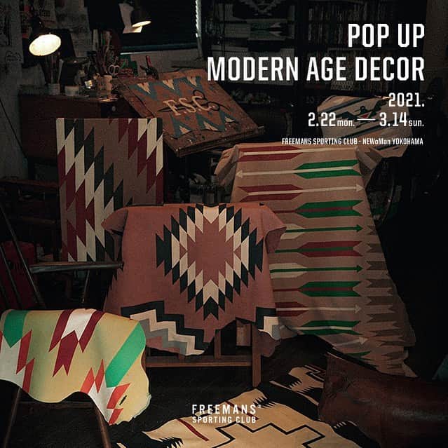 のインスタグラム：「この度、FREEMANS SPORTING CLUB – NEWoMan YOKOHAMAでは、2021年2月22日(月)から3月14日(日)まで 「POP UP MODERN AGE DEOCR」を開催いたします。  サインペインターのMASA SCULPとグラフィックアーティストのKIBITZ HANDWKSが手掛ける一点物のハンドペイント・レザーラグブランド「Modern Age Decor (モダン・エイジ・デコール)」 ひとつひとつ丁寧にハンドペイントされた一枚皮はトラディショナルなデザインと鮮やかな色合いを組み合わせてデザインされた一点もの。 大小様々なレザーラグは、小さなサイズのものはテーブルウェアとして利用でき、アートとして壁に飾ったりなどお部屋を彩るインテリアとして多岐にご活用いただけます。  また今回FREEMANS SPORTING CLUB – NEWoMan YOKOHAMAでのPOP UPを記念してチマヨパースをベースに、大小の二種類のバックを製作。 職人達拘りの至高の品々をぜひこの機会にご覧ください。  ※ 緊急事態宣言に伴いアルコール消毒、手指消毒の呼びかけ、室内の換気等を実施し感染症予防の強化に努めております。  ご来店の際はマスクの着用をお願いいたします。  #freemanssportingclub  #modernagedecor  #interiors」
