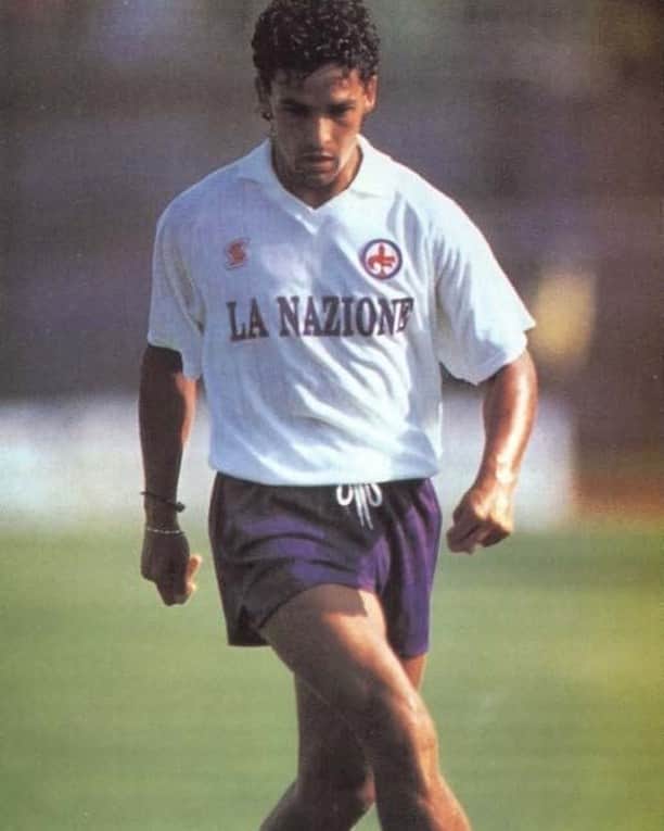 ACFフィオレンティーナさんのインスタグラム写真 - (ACFフィオレンティーナInstagram)「Buon compleanno, Roberto Baggio ⚜️ Happy Birthday, Baggio 🎂  #ForzaViola 💜 #Fiorentina #ACFFiorentina #HBD #RobertoBaggio #Baggio」2月18日 16時45分 - acffiorentina