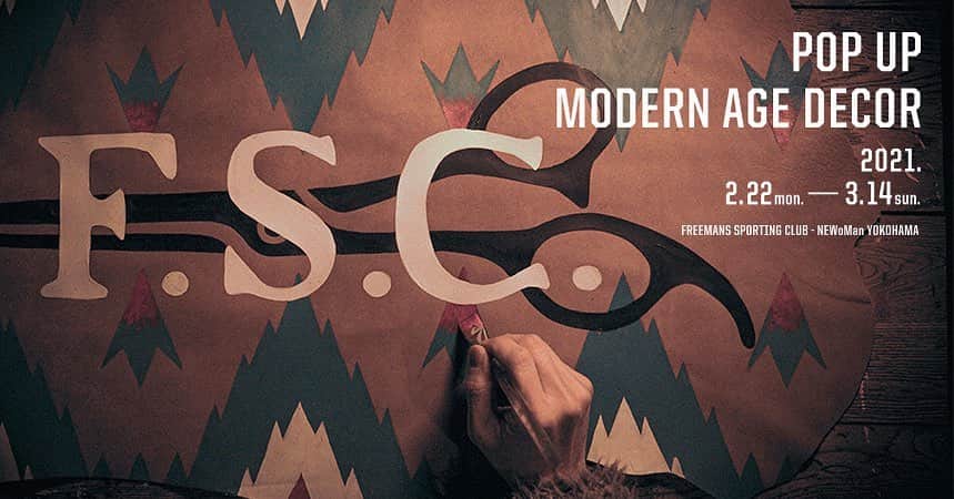 のインスタグラム：「この度、FREEMANS SPORTING CLUB – NEWoMan YOKOHAMAでは、2021年2月22日(月)から3月14日(日)まで 「POP UP MODERN AGE DEOCR」を開催いたします。  サインペインターのMASA SCULPとグラフィックアーティストのKIBITZ HANDWKSが手掛ける一点物のハンドペイント・レザーラグブランド「Modern Age Decor (モダン・エイジ・デコール)」 ひとつひとつ丁寧にハンドペイントされた一枚皮はトラディショナルなデザインと鮮やかな色合いを組み合わせてデザインされた一点もの。 大小様々なレザーラグは、小さなサイズのものはテーブルウェアとして利用でき、アートとして壁に飾ったりなどお部屋を彩るインテリアとして多岐にご活用いただけます。  また今回FREEMANS SPORTING CLUB – NEWoMan YOKOHAMAでのPOP UPを記念してチマヨパースをベースに、大小の二種類のバックを製作。 職人達拘りの至高の品々をぜひこの機会にご覧ください。  ※ 緊急事態宣言に伴いアルコール消毒、手指消毒の呼びかけ、室内の換気等を実施し感染症予防の強化に努めております。  ご来店の際はマスクの着用をお願いいたします。  #freemanssportingclub  #modernagedecor  #interiors」