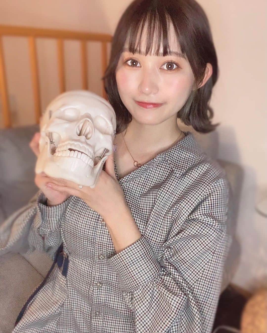 のインスタグラム：「. 今日は @bikotulabo さんに行ってきたよ🦴 全身美骨調整コースを受けてきました😊 . 顔の左右差や身体の歪み、あとよく歯を食いしばって しまうのでエラの成長などなど、、、🐟 . とにかく気になるところばっかりだったけど しっかり治して頂きました(^^) . 動画2枚目は首の歪みを治しているところ👐 すご！やば！って言ってる😂😂 見ると怖いし、関節ならすのできないけど ぜんっぜん痛くなくてスッキリしたよ！ あと顔がしっかり上がりました✨ . しっかり月イチで通って定着させたいと思います！ 2.3日後が更に上がるみたいで楽しみすぎる🥺💓 . . #美骨LABO #美骨ラボ #小顔 #エステ #エラ張り #美容 #整体 #歪み改善 #骨盤矯正 #リフレッシュ」