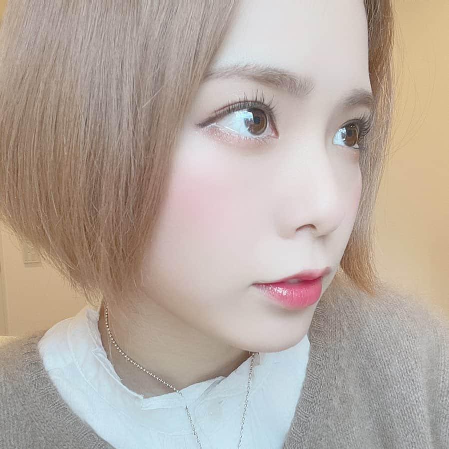 のインスタグラム：「マツパかけました あんまり私の目元のアップとか見たことないでしょ？  マスカラは、#kate のロングタイプを鬼リピ。  #beauty #マツパ #canmake  #make #メイク  #アイライン　はしっかり伸ばします　 #目頭はブラウンのペンシルで描くのが丁度いい」