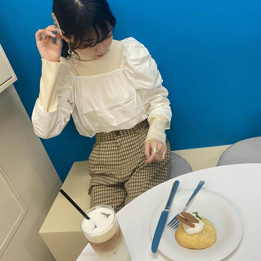 濱澤ゆうりさんのインスタグラム写真 - (濱澤ゆうりInstagram)「堀江カフェで浮くみ🆚カスタネの激安野菜ズボンを吐くり」2月18日 16時58分 - yurieternal_summer