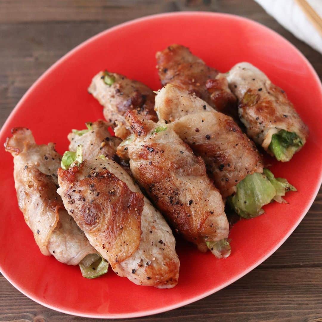 アルペンザルツ公式Instagramさんのインスタグラム写真 - (アルペンザルツ公式InstagramInstagram)「レシピあり🥬 「肉巻きレタス」の作り方 * ひと口でお肉も野菜も摂れる簡単レシピです。 * ジューシーな豚とシャキシャキレタスで食欲がすすむ一品です。 * 今回のレシピは、 @moaiskitchen さんに作ってもらいました！ * [モアイズキッチンさんからのワンポイント] 塩と胡椒のシンプルな味付けなので、塩は多めにしっかりとつけてください。 * 焼く時に、お肉の巻き終わりの面から焼くと、剥がれづらく、綺麗に仕上がります。 * * ぜひ参考に作ってみてくださいね！ * * ∴♔∴∴♔∴ Ⓡ Ⓔ Ⓒ Ⓘ Ⓟ Ⓔ ∴♔∴∴♔∴ * 「肉巻きレタス」 * 【材料】 レタス…1/4玉 豚ロース…8枚 アルペンザルツ…適量 胡椒…少々 オリーブオイル…適量 * * 【作り方】 ①豚ロースを広げ、アルペンザルツ、胡椒をふり、小さくちぎったレタスを重ねて端から巻く。 * ②フライパンにオリーブオイルを中火で熱し、1を焼く。 * ③全面に焼き色がついたら弱火にし、蓋をして3分蒸し焼きにする。 * * #アルペンザルツ #塩 #美味しい塩 * #今日のごはん #手作りごはん #簡単レシピ #おかず #レシピ #食卓 #節約 #献立 #家庭料理 #節約生活 #自炊 #ランチ #家ごはん #時短レシピ #簡単レシピ #おいしい #料理 #美味しい #おうちごはん #手作り料理 #手料理 #料理好きな人と繋がりたい#塩レシピ#肉巻きレタス」2月18日 16時58分 - alpensalz_jp