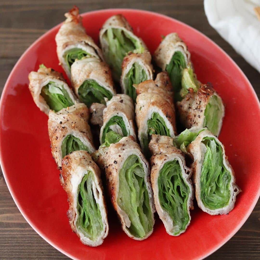アルペンザルツ公式Instagramのインスタグラム：「レシピあり🥬 「肉巻きレタス」の作り方 * ひと口でお肉も野菜も摂れる簡単レシピです。 * ジューシーな豚とシャキシャキレタスで食欲がすすむ一品です。 * 今回のレシピは、 @moaiskitchen さんに作ってもらいました！ * [モアイズキッチンさんからのワンポイント] 塩と胡椒のシンプルな味付けなので、塩は多めにしっかりとつけてください。 * 焼く時に、お肉の巻き終わりの面から焼くと、剥がれづらく、綺麗に仕上がります。 * * ぜひ参考に作ってみてくださいね！ * * ∴♔∴∴♔∴ Ⓡ Ⓔ Ⓒ Ⓘ Ⓟ Ⓔ ∴♔∴∴♔∴ * 「肉巻きレタス」 * 【材料】 レタス…1/4玉 豚ロース…8枚 アルペンザルツ…適量 胡椒…少々 オリーブオイル…適量 * * 【作り方】 ①豚ロースを広げ、アルペンザルツ、胡椒をふり、小さくちぎったレタスを重ねて端から巻く。 * ②フライパンにオリーブオイルを中火で熱し、1を焼く。 * ③全面に焼き色がついたら弱火にし、蓋をして3分蒸し焼きにする。 * * #アルペンザルツ #塩 #美味しい塩 * #今日のごはん #手作りごはん #簡単レシピ #おかず #レシピ #食卓 #節約 #献立 #家庭料理 #節約生活 #自炊 #ランチ #家ごはん #時短レシピ #簡単レシピ #おいしい #料理 #美味しい #おうちごはん #手作り料理 #手料理 #料理好きな人と繋がりたい#塩レシピ#肉巻きレタス」
