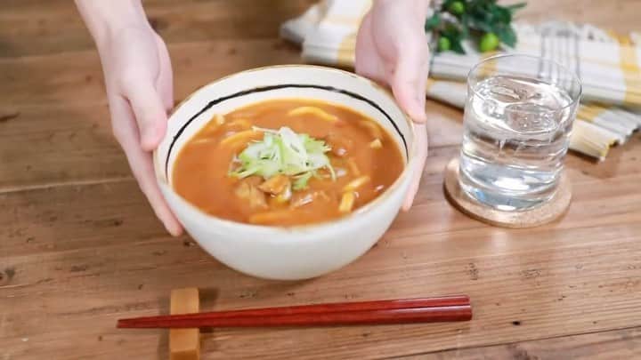 のインスタグラム：「フランス料理の松嶋シェフレシピ♪「バターチキンカリー」が、コクをそのままに、カレーうどんに大変身。「和だしで伸ばしてまろやか　カレーうどん」です(^^)  ． #ローソン #おうち時間を楽しく #おうちでレストラン  #LAWSON  #ランチ #lunch #うどん #カレー #バナーチキンカレー #japanesefood #instagood #foodstagram #foodpics」