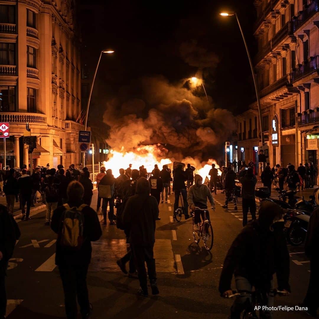 ABC Newsさんのインスタグラム写真 - (ABC NewsInstagram)「People gather next to a burning barricade during clashes after a protest condemning the arrest of rap singer Pablo Hasél in Barcelona, Spain. Police fired rubber bullets and baton-charged protesters as clashes erupted for a second night in a row. #pablohasel #spain #protest」2月18日 16時56分 - abcnews