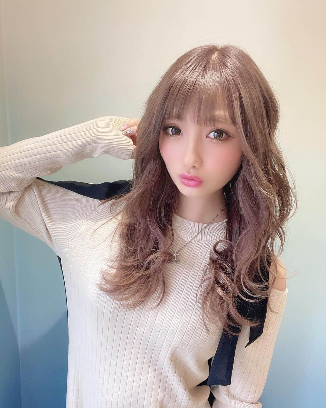 まゆぴちゅーさんのインスタグラム写真 - (まゆぴちゅーInstagram)「Hair color maintenance🧚‍♀️♥︎︎∗︎*ﾟ * 髪質改善トリートメント後の色落ちが激しくて ど金髪になって進撃の巨人のアルミンと完全一致 になってしまっていたので、← (髪質改善のやつは色落ちするもんなんだけどね☝️) * カラーメンテナンスしてもらってこんな綺麗な色に！！💓 * アッシュベージュっぽい感じ🙈💓💓💓💓 * 今回も @revo0126 くんにやってもらったよ🌈 ここのウルトワトリートメントってやつ最強🥺✨ 髪生き返った👼💗💗💗 * レボくんのとこは、まゆのインスタ見て行ってくれたら 新規の方エクステとウルトワトリートメント以外は 30%OFFになるらしいからぜひ行ってみてね🌴！ * * * #skyresort #newhair #haircolor #hairstyle  #アッシュベージュ #ベージュカラー #アッシュブラウン  #透明感カラー #シースルーバング #トリートメント #ヘアケア #ヘアカラー #ヘアカラートレンド  #渋谷サロン #渋谷美容院 #スカイリゾート  #ビジョビ #カラコン #メイクアップ #ピンクメイク」2月18日 17時06分 - mayu_03pichu