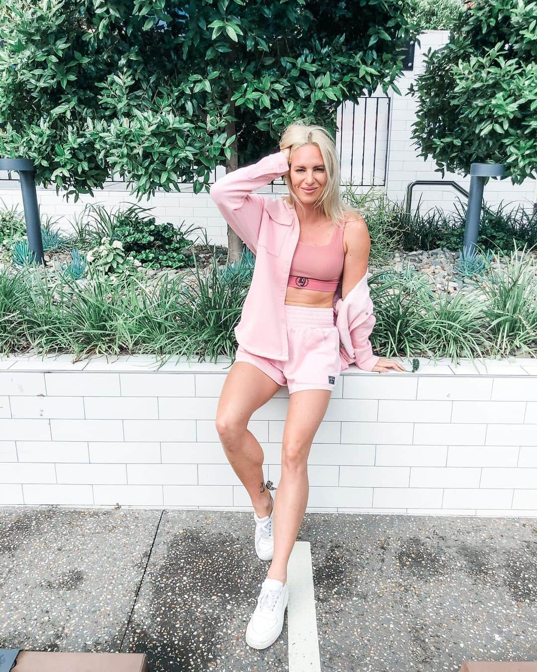 エミリー・シーボームのインスタグラム：「I call this “Just got out of bed but made it fashion”   Want the sweetest pink set use the code SEEBOHM20 for 20% off @lornajaneactive   #lornajane #activewear #loungewear #brisbane #athlete #pink」