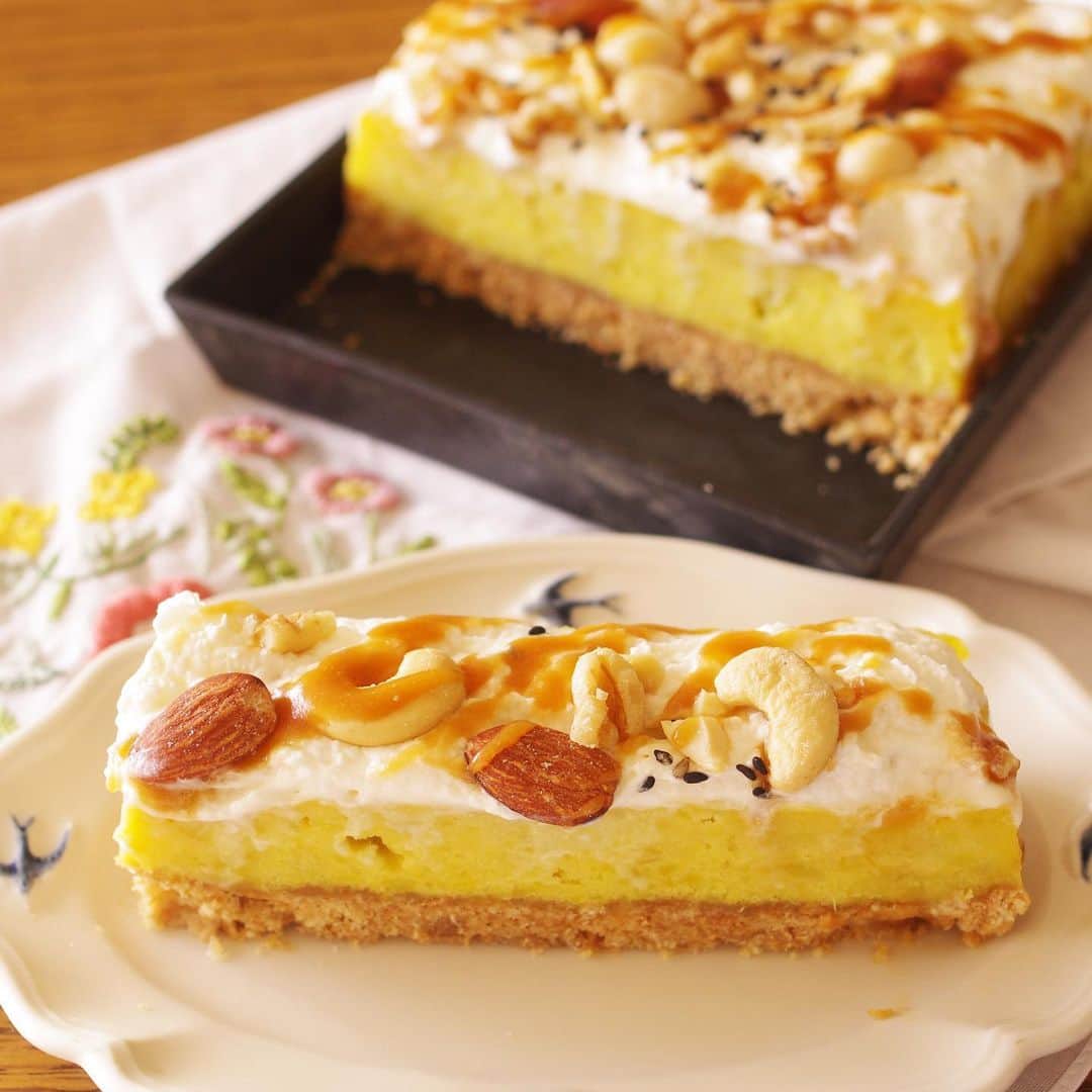 ザーネワンダー公式Instagramのインスタグラム：「レシピあり🍠 「レンジで完結！みたらしスイートポテトケーキ」の作り方 * みたらし団子とスイートポテトを組み合わせた甘塩っぱいケーキです♪ * 食べれば食べるほどクセになる！よーく冷やして食べるのがおすすめです。 * * 今回のレシピは、 @rina_kitchen さんに作ってもらいました！ * [rinaさんからのワンポイント] ビスケットはこれでもか！というくらいギュウギュウのガッチガチに敷き詰めてください！詰めが甘いと食べる時にボロボロになってしまい食べにくいです。 * スイートポテト部分はよく潰し、よく冷やすととても美味しいです♪ * ぜひ参考に作ってみてくださいね！ * * 【おいもとザーネワンダーほくほくコラボキャンペーン実施中！】 * 埼玉県三芳町上富地区で収穫された『富の川越いも』は、落ち葉を肥料として栽培されたさつまいもとして昔から親しまれています。このおいしいさつまいもが味わえるOIMO cafe (@oimocafe6340)とザーネワンダーのコラボレシピをご紹介するとともに、プレゼントキャンペーンを開催します！ * 年を越して甘みを増したさつまいも「むさしこがね」「シルクスイート」とザーネワンダーホイップクリームで楽しいおいもスイーツなどいかがでしょうか？ * @sahnewunder_jp と @oimocafe6340 をフォロー、この投稿にいいね！をしてくれた方の中から5名様に、さつまいもとザーネワンダーのセットをプレゼント！これからコラボレーションレシピもご紹介していきますので、こちらもお楽しみに！ * ●応募方法 1.@sahnewunder_jp 、@oimocafe6340 のアカウントをフォロー 2.この投稿をいいね！ * ●応募期間 2020年2月28日 23:59まで * ●プレゼント賞品 ザーネワンダーホイップクリーム ザーネワンダーチョコレート さつまいも「むさしこがね」、「シルクスイート」 各1本、5名様 * ●当選発表 当選者の方へDMにてご連絡させていただきます。 * ●注意事項 賞品の発送は日本国内に限らせていただきます。 お一人様1回までのご応募となります。 お届けする商品は変更になる場合があります。 選定や決定に関するご質問にはお答えできかねます。 本キャンペーンはInstagramが支援、承認、運営、関与するものではありません。 * * ∴♔∴∴♔∴ Ⓡ Ⓔ Ⓒ Ⓘ Ⓟ Ⓔ ∴♔∴∴♔∴ * 「レンジで完結！みたらしスイートポテトケーキ」 * 【材料】 <ジップロックコンテナ700ml使用> さつまいも（むさしこがね使用）…中1本(200g) バター…50g ビスケット…80g 塩…ひとつまみ ●砂糖…大さじ4 ●牛乳…大さじ4 ●バター…10g ●卵…1個 ザーネワンダーホイップクリーム…適量 ミックスナッツ…適量 ○砂糖…大さじ2 ○醤油…小さじ1 * * 【作り方】 ①ジップロックコンテナにオーブンシートを敷く（はみ出してOKです）。バターをのせ、電子レンジ600wで40秒加熱する。バターが溶けたら、砕いたビスケットと塩を混ぜギュウギュウに敷き詰める。 * ②さつまいもの皮を剥き、一口大に切り耐熱容器に入れる。水にさらしアクを抜く。水をかえてヒタヒタにしてラップをし、電子レンジ600Wで7分加熱して柔らかくする。 * ③ジャッと湯を捨てよく潰し、●を加え混ぜる。 * ④3を1のビスケットの上に流し入れ、ラップなしで電子レンジで3分加熱した後、冷ます。 * ⑤○を耐熱容器に入れ、電子レンジで40秒加熱してよく混ぜ、ザーネワンダーホイップクリーム､ナッツで飾り付けをしたケーキにかける。 * #ザーネワンダー #ホイップクリーム #生クリーム * #今日のごはん #手作りごはん #簡単レシピ #おかず #レシピ #食卓 #節約 #献立 #家庭料理 #節約生活 #自炊 #ランチ #家ごはん #時短レシピ #簡単レシピ #おいしい #料理 #美味しい #おうちごはん #手作り料理 #手料理 #料理好きな人と繋がりたい #スイーツ好きな人と繋がりたい#おうちカフェ#さつまいもレシピ#スイートポテト」