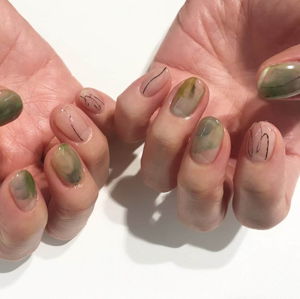 関根祥子のインスタグラム：「🐊💚🦖🐍🦎🪲  滲む混ざる重なる…  #mojonail #nails #green」
