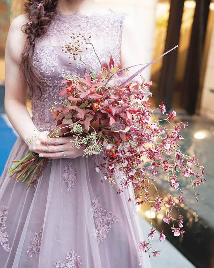 カノビアーノ福岡さんのインスタグラム写真 - (カノビアーノ福岡Instagram)「. wedding bouquet💐  淡いピンクのドレスに合わせた オリジナルのブーケ  カノビアーノ福岡ではドレスや お好きなお花雰囲気に合わせたブーケを お打合せの中でご提案させて頂きます🤍  皆様は特別な一日  どんなブーケにしますか？？  . instagramだけでなく、 HPに、スマイルレポートを掲載しております♡ . 素敵なご結婚式の様子が たくさん掲載されておりますので 是非ご覧くださいませ☺️ . #wedding #weddingphoto #weddinghair #ウェディング #結婚式場探し #ブーケ #ウエディングブーケ #花嫁diy #2020春婚 #2020夏婚 #2020秋婚 #プレ花嫁 #福岡結婚式場 #プレ花嫁準備 #プレ花嫁さんと繋がりたい #カノビアーノ福岡 #ブライダルフォト #ウェディングフォト #結婚式準備 #福岡花嫁 #前撮りレポ #卒花嫁 #dearswedding #結婚式写真 #インスタ映え#ウエディングブーケ #ナチュラルブーケ#ナチュラル#結婚式 #入籍しまし」2月18日 17時11分 - canoviano_wedding