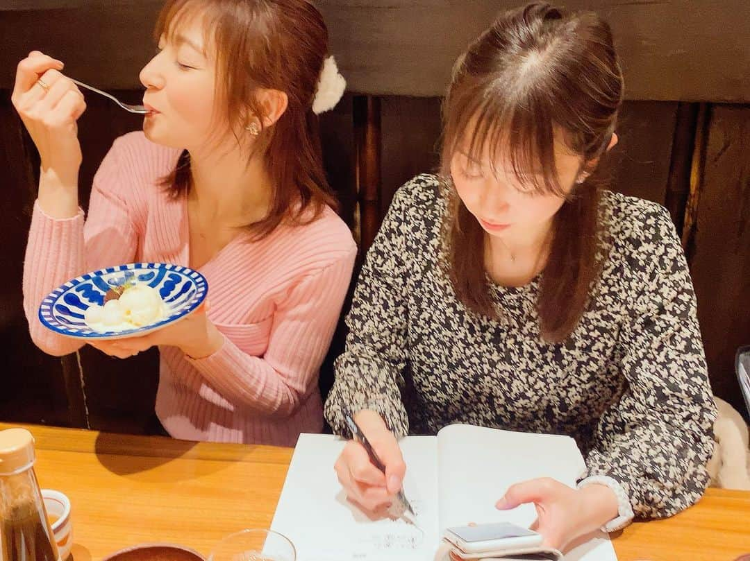 熊田曜子さんのインスタグラム写真 - (熊田曜子Instagram)「I'm going to work with my best friend.  一緒にお仕事出来るようになったから たくさん会えて嬉しい😊 もりもっちは勉強中✍️ 私はデザート中🍨  #森本さやか　ちゃん　#親友　#お仕事　#work #休憩中」2月18日 17時23分 - kumadayoko