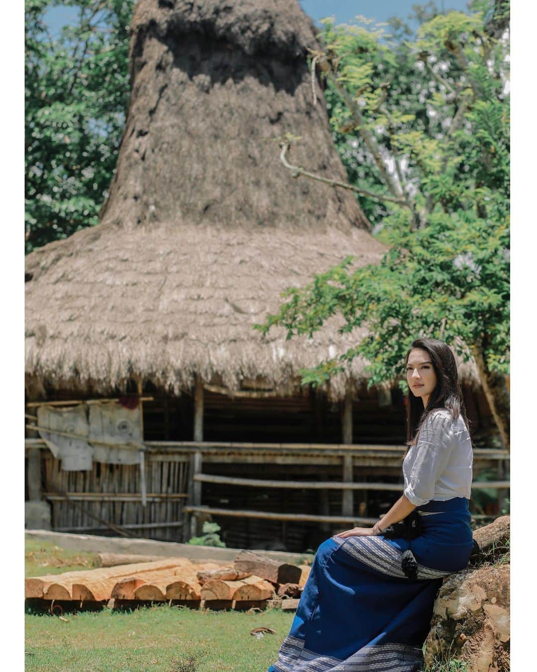ラライン・シャーのインスタグラム：「Having a magical time on the island of Sumba. What a joy to be able to share the joy of giving through the @sumbafoundation.   I got to meet the locals in Waruwora village and participate in giving out mung bean porridge (bubur kacang hijau) to children enrolled in the foundation’s nutrition program.   I’ve come to learn that unfortunately, lush as the greens are on this picturesque island, more than half of the children below the age of five suffer from malnutrition.  Through the @sumbafaoundation nutrition program. Each child receives a bowl of porridge, seven eggs and a box of fortified milk weekly to help add much needed protein to their diet to aid them in their growth and get them to the proper weight.  The founders of the @sumbafoundation Claude and Petra Graves had a vision of how a better Sumba could be.   Not only do they help with nutrition for the children of Sumba they are also committed to providing quality health care for the surrounding communities by providing free health clinics. Free treatment, midwife programs and healing from Malaria.   Water access is also a challenge in Sumba. Villagers have to walk long and far to collect water from rivers and wells for their daily needs.   Since 2001 the foundation has helped families have easier access to safe clean water, having installed water systems that provide water for more than 35,000 people in the area among other empowerment initiatives.   2 foreigners loved what they saw and felt in Sumba and dedicated their lives to making it a better place.   Humanity knows no nationality or boundaries.   Can you imagine a 🌎 where everyone of us could do the same for the places we’ve experienced and loved?   Help to support their cause through @thesumbafoundation or any other cause your heart is called to do, today❤️」