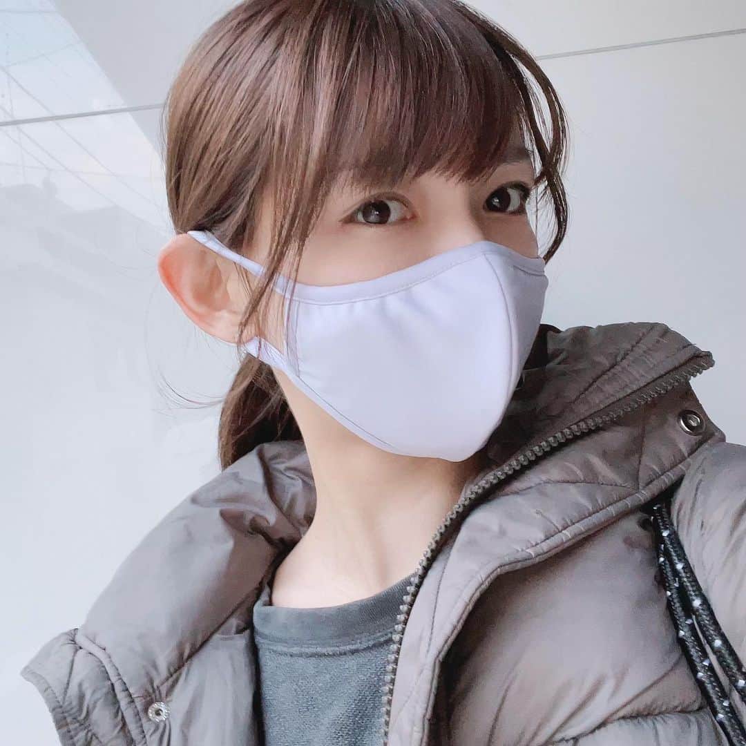のインスタグラム：「今日はメイクもしない1日オフモードな日😷  お肌に優しいというPUFF MASKを使ってます✨ @oshin_official1  このマスク化粧パフを使用しているのですがびっくりするくらい裏地が気持ち良すぎる💕 付けた瞬間にお肌に優しいのがわかるくらい✨  マスクで結構肌荒れしたので嬉しいやつです🙌  #マスク情報 #パフマスク #PUFFMASK #肌に優しい #シルク #すっぴんマスク」