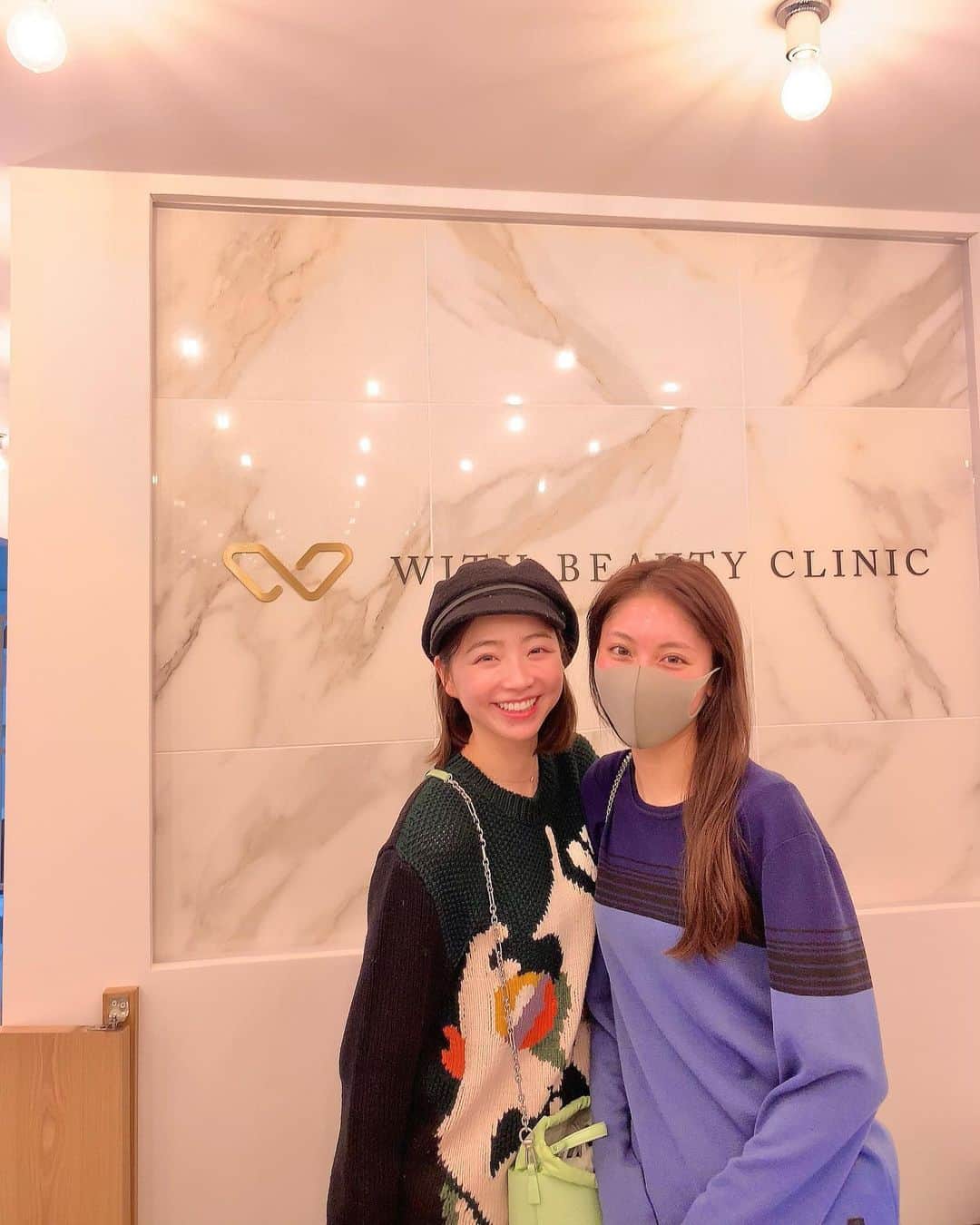 青山あみのインスタグラム：「@erenamizusawa_official と @withbeautyclinic へ行ってきました☺︎ 今回は、ニキビ痕が気になってたので、 ダウンタイムのない、ブラックピールをやりました☺️  天然剥離成分と抗酸化成分が、肌のターンオーバーを促進し、肌を整えてくれるみたい☺︎ やった直後からツルピカーン！✨ 頑張って続けよう🤭 ありがとうございました🌷  #withbeautyclinic  #ブラックピール」