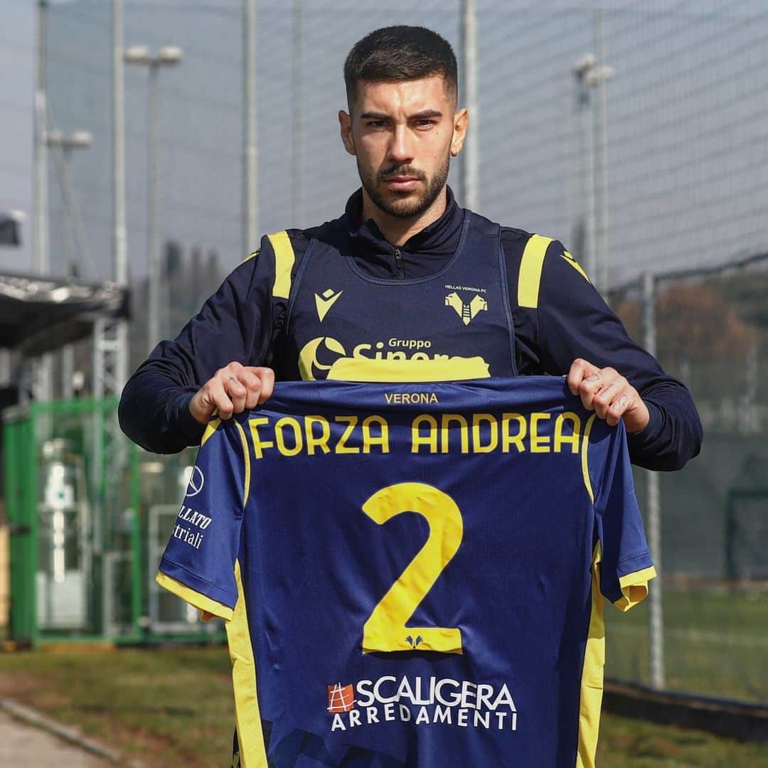 エラス・ヴェローナFCのインスタグラム：「Ancora e sempre al tuo fianco!  FORZA ANDREA 💛💙」