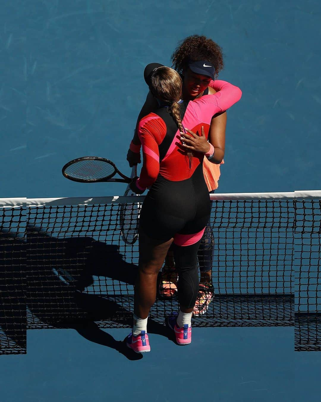 Just Jaredさんのインスタグラム写真 - (Just JaredInstagram)「Serena Williams and Naomi Osaka hug it out after their tennis match during the 2021 Australian Open in Melbourne. To find out who won, head to JustJared.com now! #SerenaWilliams #NaomiOsaka Photos: Getty」2月18日 17時18分 - justjared