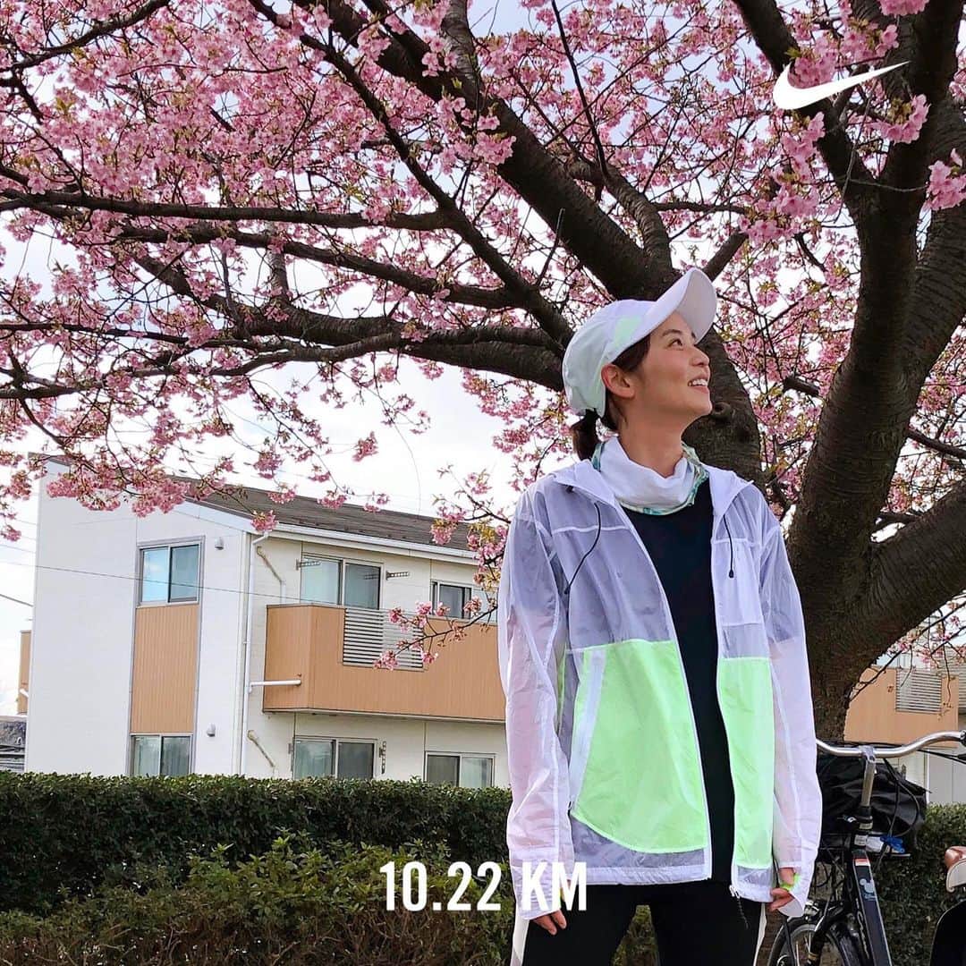 依吹怜のインスタグラム：「昨日〜23日までNIKE RUNアプリで行われている　#nergyチャレンジ　で10キロ走りました🏃‍♀️ もちろんコラボウエアを着て♡ （走った距離に応じてプレゼントもらえるよ☺️）  ナージーのアカウントからの生配信でしたが、ナージーを通じて応援してくださった皆さん本当にありがとうございました🥺✨めちゃくちゃ嬉しかったです、、🥲  ラン中に桜の花も咲いていてビックリ。 季節のゆっくりとした変化を感じられるのも外ランの醍醐味だねえ🥰  はあ〜気持ちよかった、楽しかった❣️ お世話になったNERGYスタッフの皆さま、貴重な経験をありがとうございました💕 みんながラン中に見た景色の写真、見るの楽しみだなーー😊💖  #nergy  #依吹怜さんと走ろう  #さん付けでごめんなさいそういうタグなのよ😭笑 #10キロにドラマがたくさん #記念写真も配信中 #カメラマンさんのキンちゃん走り #チャリンコ爆走族🤣 #まさかの長らく砂利道 #あー笑った笑った🤣」