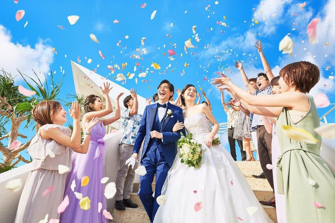 ベストブライダル公式 ハワイウエディングのインスタグラム：「＼沖縄WEDDING／  青空と祝福のフラワーに 包まれる最幸のひととき✨  大階段でのフラワーシャワーは ドラマチックなワンシーン🌸 . ■Chapel：#アートグレイス沖縄 ■Area：沖縄 .  -----------------------------------------------  ▼公式HPはこちらから＊* 　https://bestbridal-resort.jp/  . 『#ベストブライダルリゾート』 のハッシュタグをつけて投稿してくださいね♩ 公式IGでリグラムさせていただきます＊* ✈@bestbridal_overseas -----------------------------------------------  . #ベストアニバーサリー #bestanniversary #wedding #リゾートウエディング #リゾ婚 #沖縄挙式  #沖縄ウェディング #沖縄リゾートウェディング #海外ウェディング #ハワイウェディング #resortwedding  #okinawawedding #beachwedding  #weddingphoto #okinawaweddingphoto #ウェディングフォト #フォトウェディング #2021夏婚  #2021秋婚  #2021冬婚  #日本中のプレ花嫁さんと繋がりたい  #プレ花嫁 #marry花嫁 #挙式レポ  #シェラトンサンマリーナリゾート #フォトツアー #ウェディングフォト #チャペルセレモニー #フラワーシャワー」