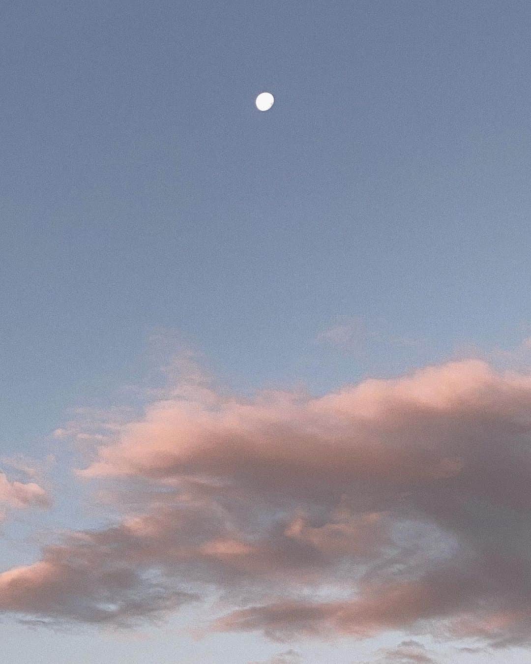 Carin Olssonさんのインスタグラム写真 - (Carin OlssonInstagram)「Haven’t seen the moon since my last morning in Lisbon and miss it so very much 🥰🌙」2月18日 17時22分 - parisinfourmonths