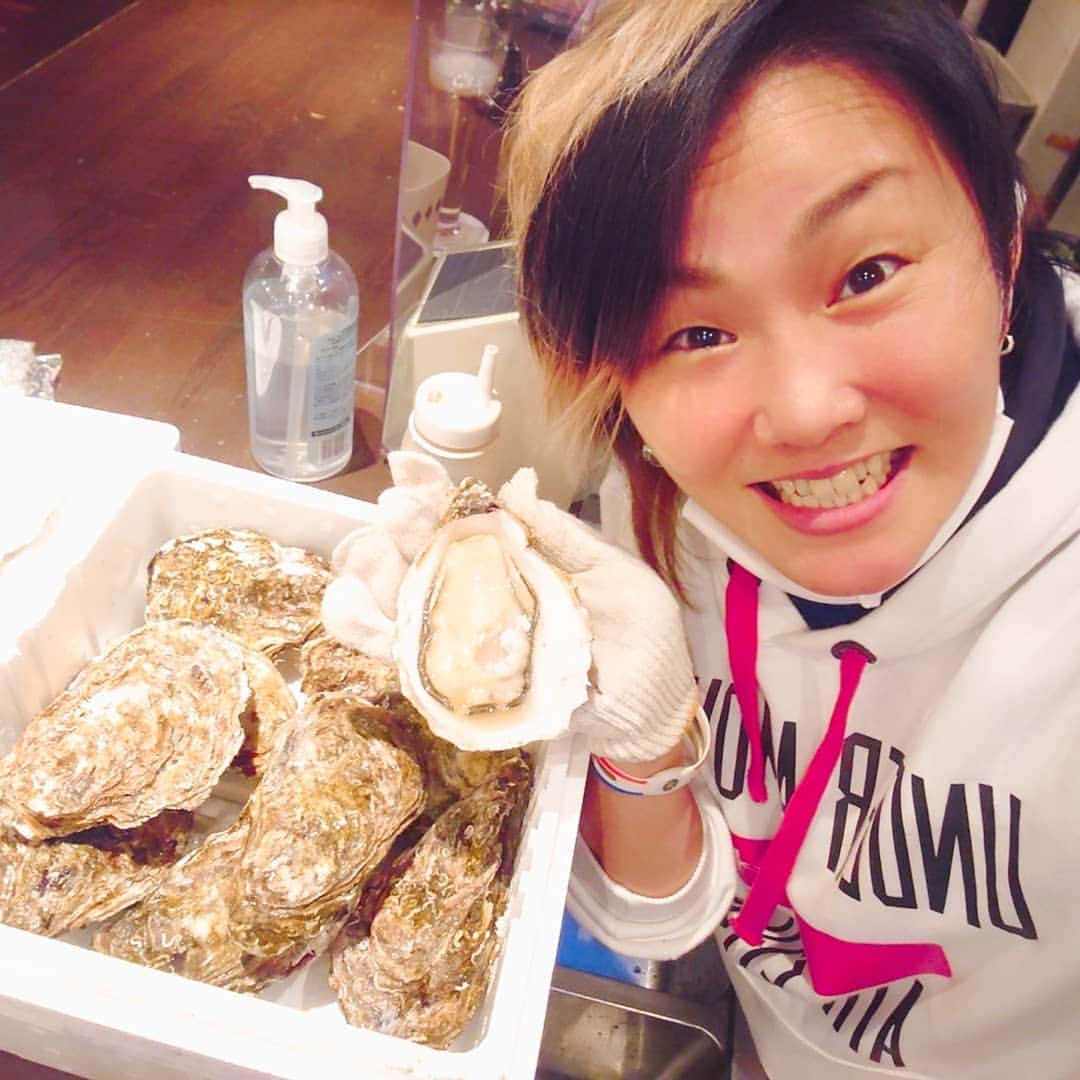 加藤園子さんのインスタグラム写真 - (加藤園子Instagram)「#生牡蠣 ～♥️新鮮な広島県産の生牡蠣をいただきました✨‼️ ぷりぷりクリーミーで美味しかった～😍 初めて、牡蠣剥き？チャレンジしたぞ！ 上手いって言われた😁✌️  自分で殻から外して食べた生牡蠣は、これまた格別ね♥️ みんなが面倒くさがる、蟹の解体も大好きなんだ！ 修行に行こうかしらww  #KO-KING #手指の消毒忘れずに」2月18日 17時28分 - kato_sonoko