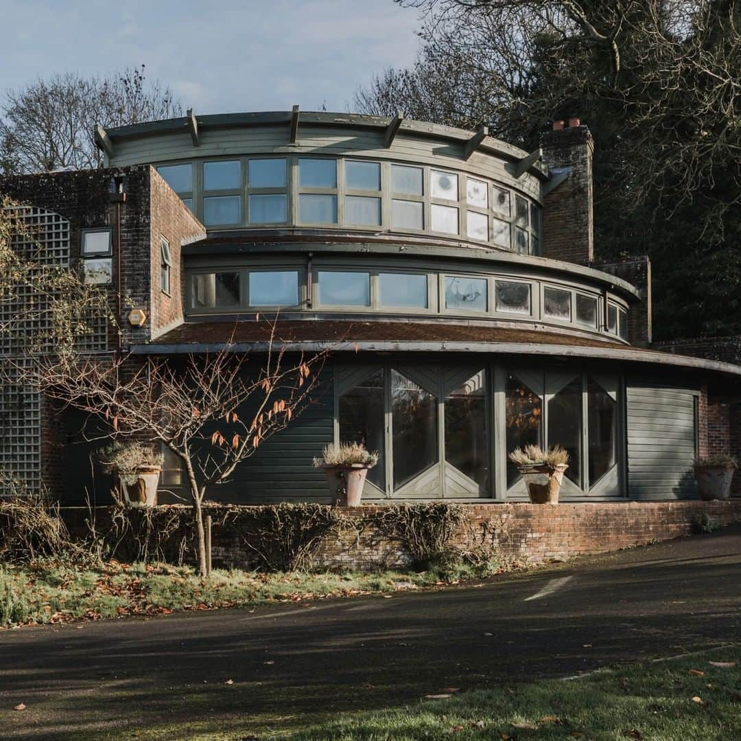 のインスタグラム：「The pull of the countryside is undeniable: the simple life, where glorious gardens and outdoor pursuits make up daily life, and the changing seasons put on a constant natural show. Whether you’re after access to the country’s best natural beauty spots, your own vegetable patch or simply a view over unblotted landscapes, these design-led rural houses all offer the best of the countryside. Follow the link in our bio to read more.」