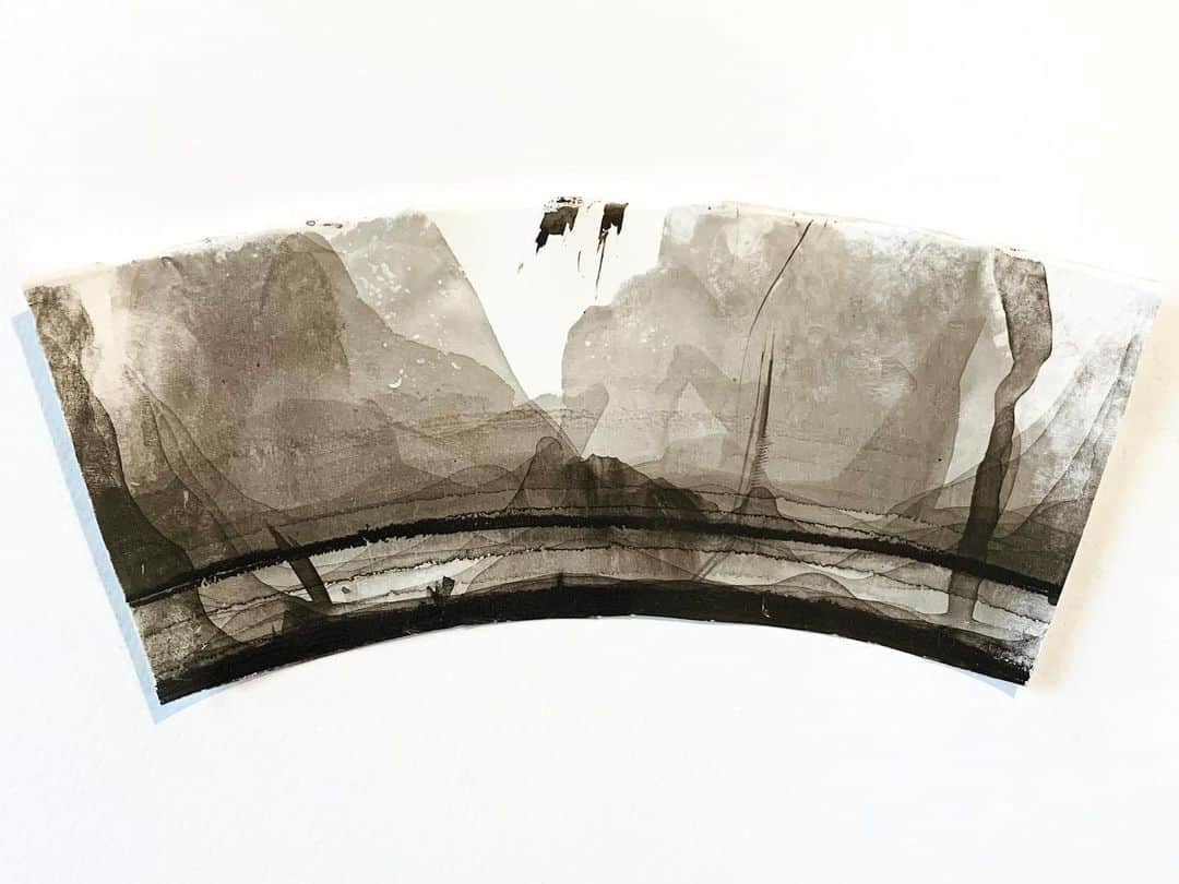 高杉さと美のインスタグラム：「墨を入れた後の紙コップ。広げたら素敵な景色🗻♡  #墨 #紙コップ #景色 #japanese #calligraphy #artoftheday」