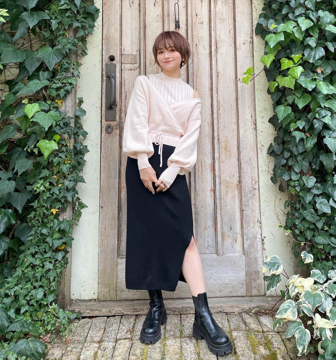 荒谷柚風さんのインスタグラム写真 - (荒谷柚風Instagram)「. . . 【#ゆずfashion】 やっと週末！ 週末はのんびり過ごそ🦊 . 新作のtear drop pierce❤︎ . 首周りがスッキリしたトップスなので パールピアスがよく似合う！ . . 身長が低いのですがどのようにコーデ考えてますか？とのことですが、、 . . わたしは無意識に縦のラインが強調されるような服(Iラインの服)を選んでる気がします🥲 . . 体型は、隠すより意外と出してしまった方が細見えすると思ってるので . タイト目な服もポイントで取り入れるとバランスが綺麗だと思います🎉👶🏻 . .」2月18日 17時38分 - yuzzz1111