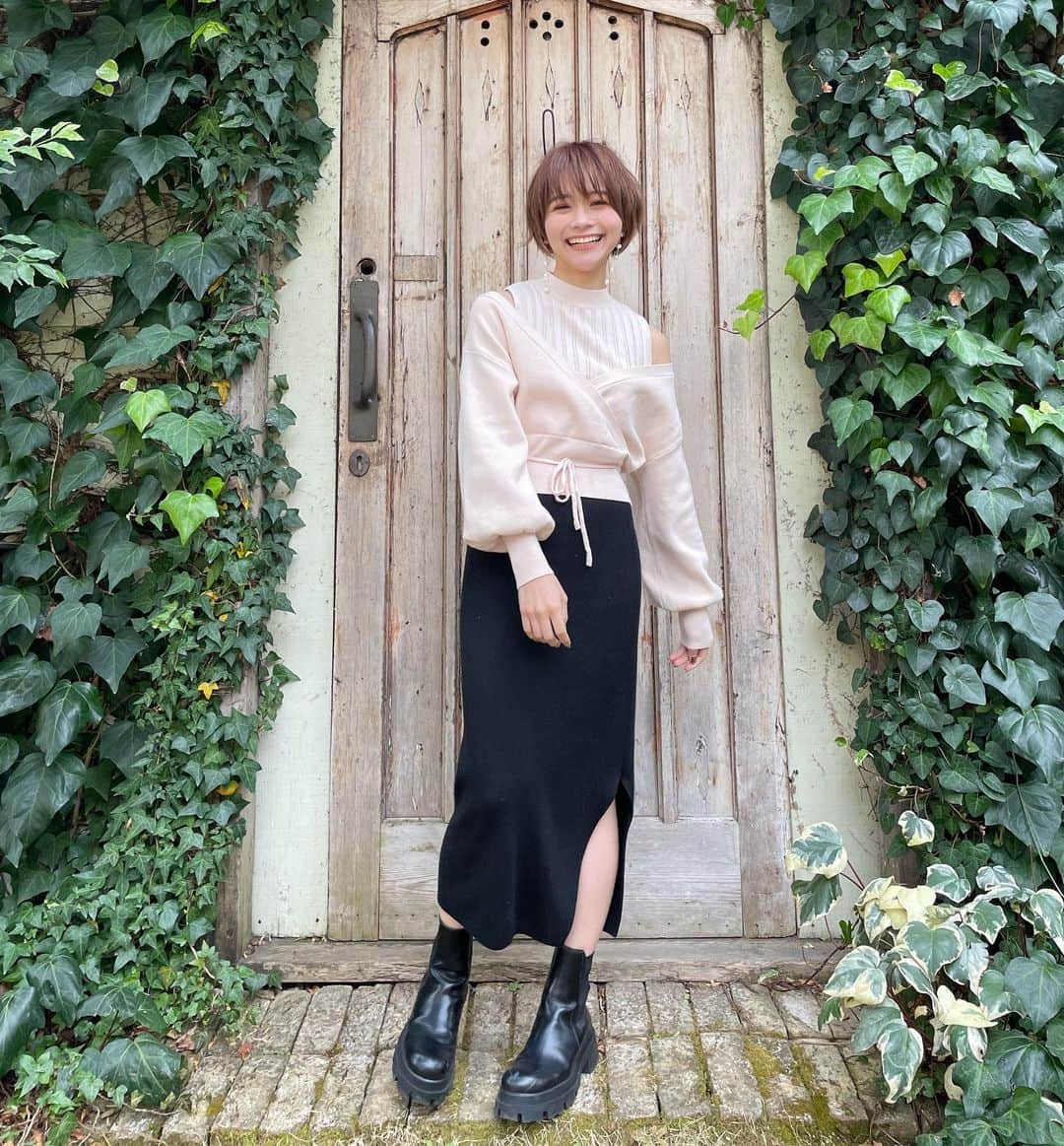 荒谷柚風さんのインスタグラム写真 - (荒谷柚風Instagram)「. . . 【#ゆずfashion】 やっと週末！ 週末はのんびり過ごそ🦊 . 新作のtear drop pierce❤︎ . 首周りがスッキリしたトップスなので パールピアスがよく似合う！ . . 身長が低いのですがどのようにコーデ考えてますか？とのことですが、、 . . わたしは無意識に縦のラインが強調されるような服(Iラインの服)を選んでる気がします🥲 . . 体型は、隠すより意外と出してしまった方が細見えすると思ってるので . タイト目な服もポイントで取り入れるとバランスが綺麗だと思います🎉👶🏻 . .」2月18日 17時38分 - yuzzz1111