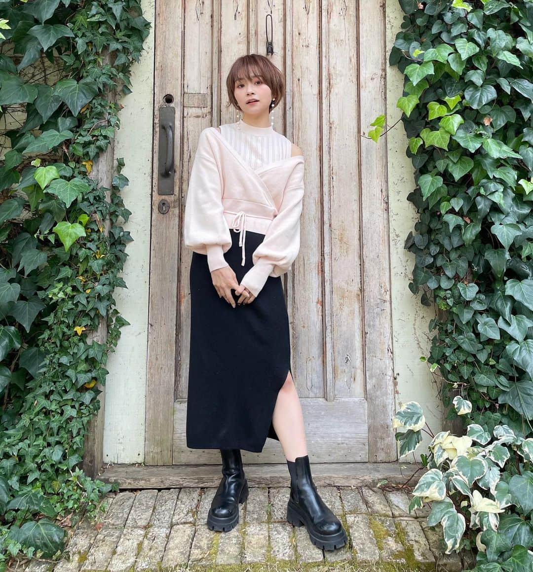 荒谷柚風さんのインスタグラム写真 - (荒谷柚風Instagram)「. . . 【#ゆずfashion】 やっと週末！ 週末はのんびり過ごそ🦊 . 新作のtear drop pierce❤︎ . 首周りがスッキリしたトップスなので パールピアスがよく似合う！ . . 身長が低いのですがどのようにコーデ考えてますか？とのことですが、、 . . わたしは無意識に縦のラインが強調されるような服(Iラインの服)を選んでる気がします🥲 . . 体型は、隠すより意外と出してしまった方が細見えすると思ってるので . タイト目な服もポイントで取り入れるとバランスが綺麗だと思います🎉👶🏻 . .」2月18日 17時38分 - yuzzz1111