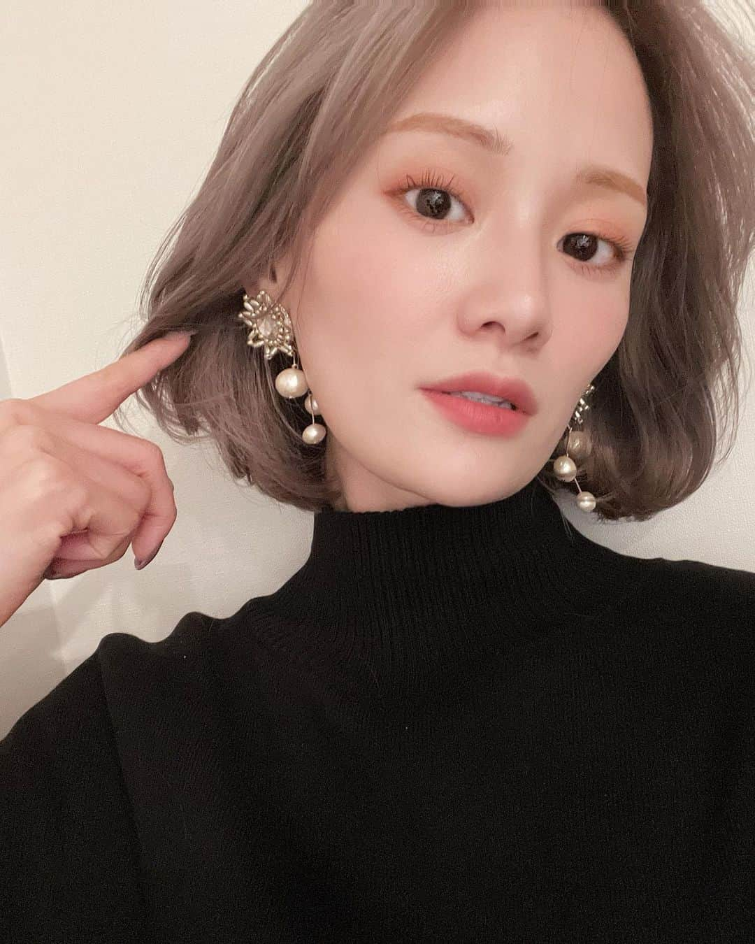 Arisaさんのインスタグラム写真 - (ArisaInstagram)「バッサリ✂︎✂︎✂︎ そして久しぶりに暗めカラー💇‍♀️ 韓国風ボブにグレー系の色味を。 もう10年以上の付き合いである @satomim21 溝口さんに❤️ リタッチしてダブルカラーだったので4時間程かかりました🥺 目黒付近にお住まいの方に全力で推したいサロンです❤️❤️❤️  ピアスは　@lillymm_1007 さんのハンドメイド❤️誕生日に頂いてめちゃくちゃ可愛くてみんなにもシェア❤️  アイメイクはMACのパウダーキスシャドウのマイトゥイーディをアイホールと下瞼、ソーオートライトナウを目尻にちょこんと。 アイライナーはキャンメイク クリーミータッチライナー05❤️ リップはまたまたパウダーキスのサルトリネス💋  さ、ご飯の支度します🍚  #今日のメイク#韓国風メイク#韓国ヘアー#韓国ボブ#グレージュカラー#ハンドメイドピアス#大ぶりピアス#リップ#推しリップ#マットリップ#リップメイク#裸眼メイク#메이크업#립스틱#립 #립스타그램#화장#lipmake#lipstick#maccosmetics#maclipstickmalaysia」2月18日 17時40分 - saarariii