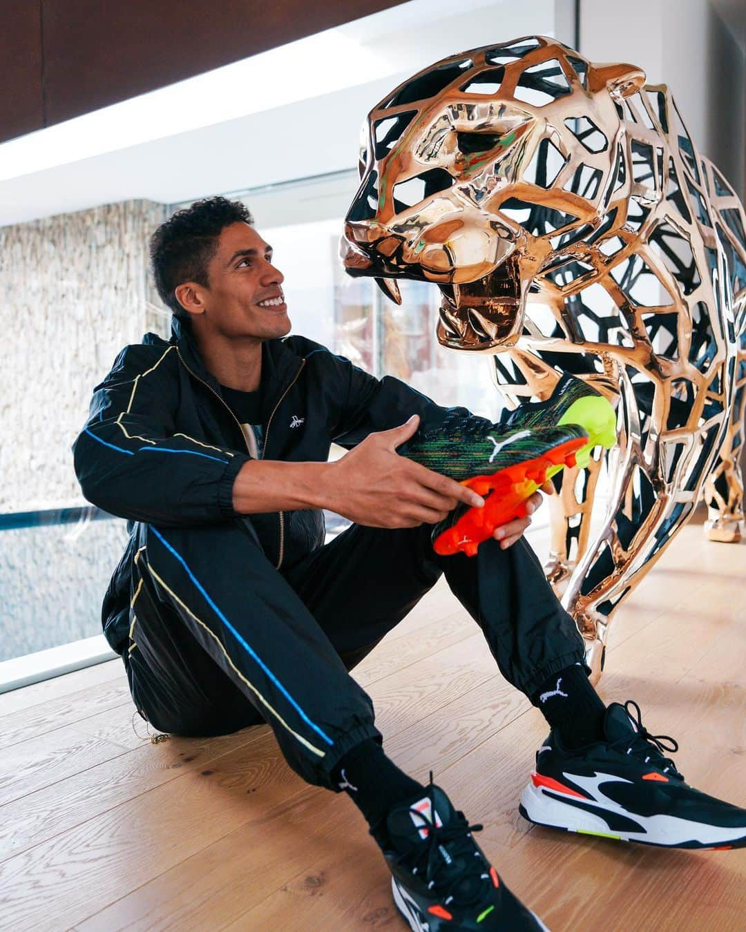 ラファエル・ヴァラーヌのインスタグラム：「Meeting my very own PUMA 🐾  Extremely happy to join the @pumafootball family, great things to come soon!」