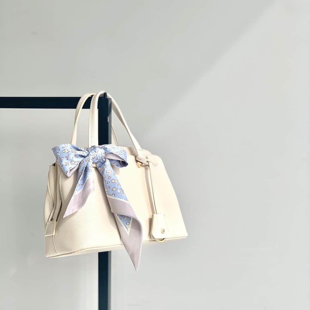 AGbyaquagirlのインスタグラム：「【 2021 spring 】﻿ ﻿ 春の装いにはスカーフでポイントを♪﻿ バッグに付けるもよし。﻿ 首や頭に巻くもよし。﻿ 個性を出したい時の強い味方です♡﻿ ﻿ #agbyaquagirl﻿ #agバイアクアガール﻿ #エージーバイアクアガール﻿」