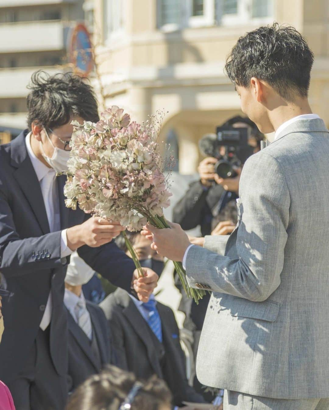 福田瞳さんのインスタグラム写真 - (福田瞳Instagram)「結婚式のお花がすごく素敵です♡ってたくさん色んな方に言ってもらえたので🤗紹介します♡ 会場のお花の装飾、ブーケ💐は、 マリアさん（ @marimariamonday ）に 全てお願いしました♡ マリアさんと出会って、はや、7年くらいでしょうか。いつか、いつか、私が結婚式するときはお願いしますね！！！と、ずっと言い続けていました。笑。 夢が叶って嬉しいです。 挙式は、砂浜で、 『あの、丸太みたいなやつ、インディアンみたいな、、なんだあれ、、なんか、棒をたてたみたいやつ。かわいいですよね？』 『ティピね！福ちゃん！笑！』 そんな会話から、こんな素敵なの立ててくれるなんて🥺感激でした。 三茶の、砂場で、立てる練習もしてくださって。笑。 挙式で、持っていた、ピンクのスイートピーのブーケは、ダーズンフラワー的な感じで、日頃お世話になっている方から、新郎が集めて、ブーケにしたものです。マリアさんが、秒でまとめてくれました。笑。 私にとっては、マリアさんも大切なゲストで、一緒に式を楽しんでもらいたくて、その後も、最後まで結婚式でていただきました♡ 会場は、感染対策も考えてくださり、背の高い花を並べてくださいました♡ たくさん制限がある中対応していただいた @thebeach_yokohama の、スタッフの皆様にも心から感謝しています🥺 . . 写真は、わたしの友人の星麻子さんにお願いしました♡ special  thanks @asako.hoshi  #結婚式#結婚式お花#結婚式ブーケ #buenof」2月18日 17時50分 - fukudahitomi610