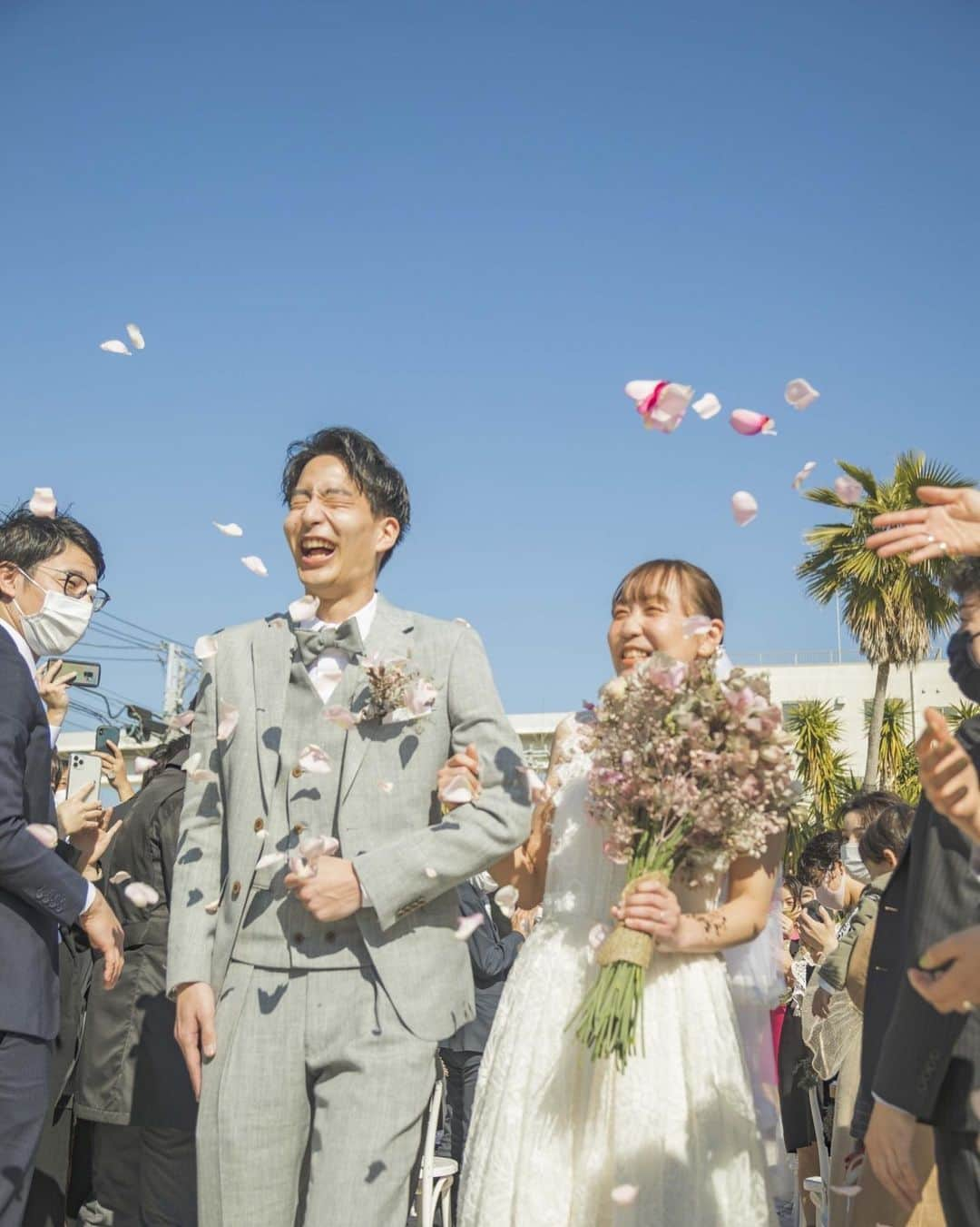 福田瞳さんのインスタグラム写真 - (福田瞳Instagram)「結婚式のお花がすごく素敵です♡ってたくさん色んな方に言ってもらえたので🤗紹介します♡ 会場のお花の装飾、ブーケ💐は、 マリアさん（ @marimariamonday ）に 全てお願いしました♡ マリアさんと出会って、はや、7年くらいでしょうか。いつか、いつか、私が結婚式するときはお願いしますね！！！と、ずっと言い続けていました。笑。 夢が叶って嬉しいです。 挙式は、砂浜で、 『あの、丸太みたいなやつ、インディアンみたいな、、なんだあれ、、なんか、棒をたてたみたいやつ。かわいいですよね？』 『ティピね！福ちゃん！笑！』 そんな会話から、こんな素敵なの立ててくれるなんて🥺感激でした。 三茶の、砂場で、立てる練習もしてくださって。笑。 挙式で、持っていた、ピンクのスイートピーのブーケは、ダーズンフラワー的な感じで、日頃お世話になっている方から、新郎が集めて、ブーケにしたものです。マリアさんが、秒でまとめてくれました。笑。 私にとっては、マリアさんも大切なゲストで、一緒に式を楽しんでもらいたくて、その後も、最後まで結婚式でていただきました♡ 会場は、感染対策も考えてくださり、背の高い花を並べてくださいました♡ たくさん制限がある中対応していただいた @thebeach_yokohama の、スタッフの皆様にも心から感謝しています🥺 . . 写真は、わたしの友人の星麻子さんにお願いしました♡ special  thanks @asako.hoshi  #結婚式#結婚式お花#結婚式ブーケ #buenof」2月18日 17時50分 - fukudahitomi610