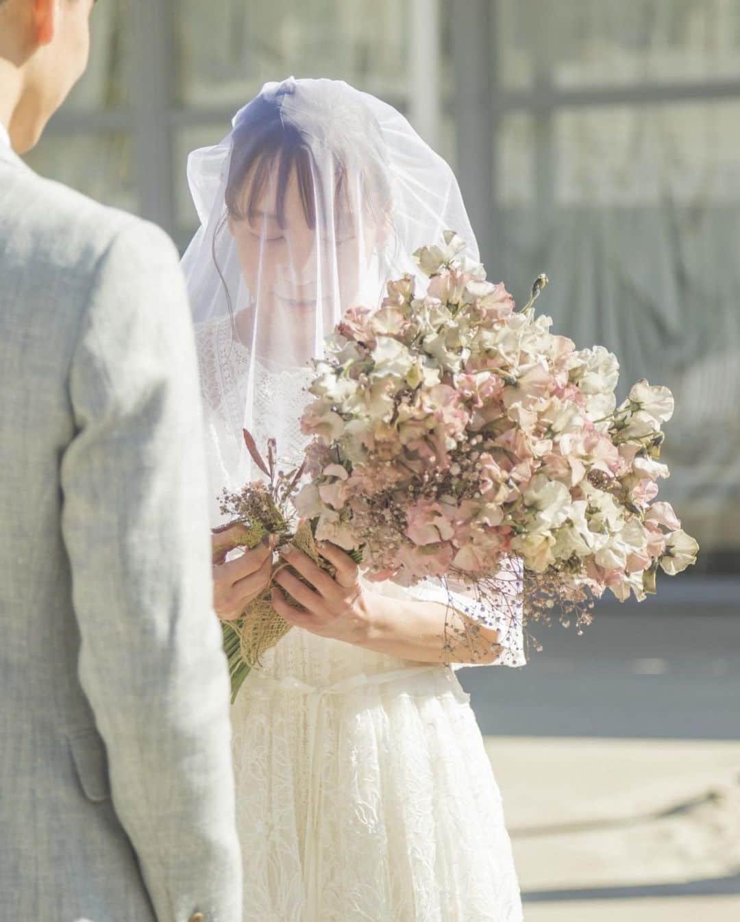 福田瞳さんのインスタグラム写真 - (福田瞳Instagram)「結婚式のお花がすごく素敵です♡ってたくさん色んな方に言ってもらえたので🤗紹介します♡ 会場のお花の装飾、ブーケ💐は、 マリアさん（ @marimariamonday ）に 全てお願いしました♡ マリアさんと出会って、はや、7年くらいでしょうか。いつか、いつか、私が結婚式するときはお願いしますね！！！と、ずっと言い続けていました。笑。 夢が叶って嬉しいです。 挙式は、砂浜で、 『あの、丸太みたいなやつ、インディアンみたいな、、なんだあれ、、なんか、棒をたてたみたいやつ。かわいいですよね？』 『ティピね！福ちゃん！笑！』 そんな会話から、こんな素敵なの立ててくれるなんて🥺感激でした。 三茶の、砂場で、立てる練習もしてくださって。笑。 挙式で、持っていた、ピンクのスイートピーのブーケは、ダーズンフラワー的な感じで、日頃お世話になっている方から、新郎が集めて、ブーケにしたものです。マリアさんが、秒でまとめてくれました。笑。 私にとっては、マリアさんも大切なゲストで、一緒に式を楽しんでもらいたくて、その後も、最後まで結婚式でていただきました♡ 会場は、感染対策も考えてくださり、背の高い花を並べてくださいました♡ たくさん制限がある中対応していただいた @thebeach_yokohama の、スタッフの皆様にも心から感謝しています🥺 . . 写真は、わたしの友人の星麻子さんにお願いしました♡ special  thanks @asako.hoshi  #結婚式#結婚式お花#結婚式ブーケ #buenof」2月18日 17時50分 - fukudahitomi610