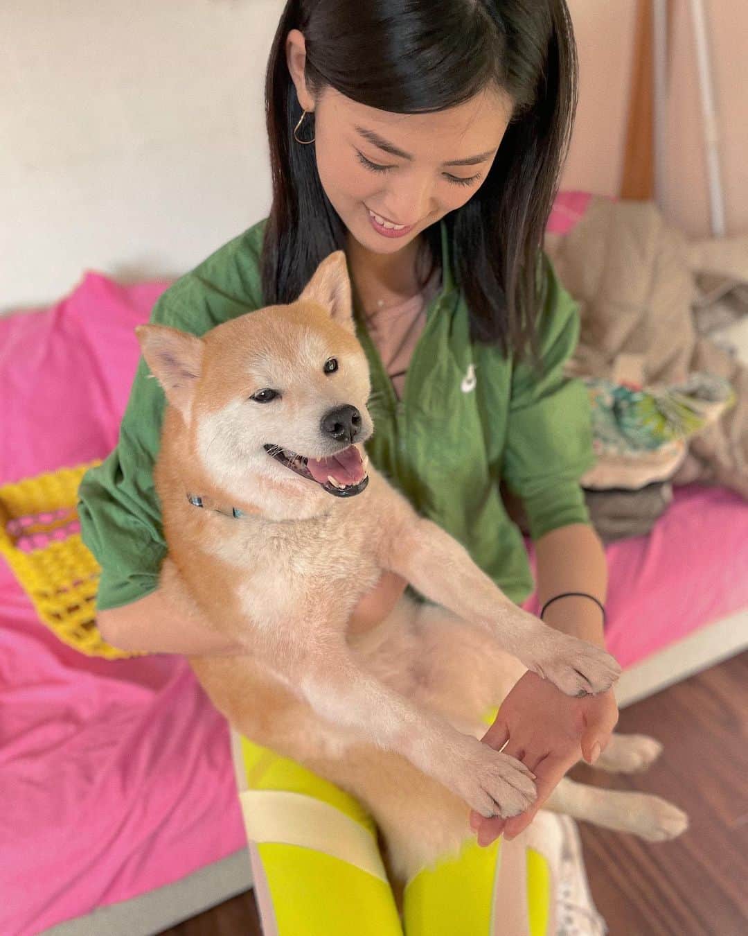 宮城夏鈴さんのインスタグラム写真 - (宮城夏鈴Instagram)「先週 @okinawahappytails  に初めてボランティアに行ってきました！  ハッピーテイルズで愛を受けて日向ぼっこする 笑顔で可愛いわんちゃんたち。  でもみんな、殺処分を免れて保護された子たちなんだよ。  それぞれが違うストーリーがあって 今に至るはずだけど、  共通しているのは 『人間の勝手な都合や理由で』と言うこと。  私の紹介でハッピーテイルズから 保護犬のトライアルをした方が  やっぱり家で育てるのは厳しい。 との理由で、わんちゃんを シェルターに返す事になったそう。  命と向き合う覚悟が できてなかったんだな。 と思いました。  わんちゃんの命も 人間の命も、同じ命。  なおさら保護犬は 人間に酷い扱いを受けていたかもしれない。 傷つかないはずはない。  ペットを 家族に迎えるということは 覚悟が必要だと思います。  私も将来自分の家庭をもった時 保護犬を迎え入れたいと言う思いがあります。  その時に巡り会う命と 一緒に豊かな人生を作れたらと夢に見ています。最高に幸せにしたいなと思っています。  それと同時に  人間の都合で 悲しい思いをするわんちゃんが 一匹でも多く愛情をうけて、 生まれてきてよかった、 毎日楽しいと笑えるように  今出来るアクションしたいなと思ったのが きっかけで、ハッピーテイルズにお邪魔させて頂きました。  同じ歳でこの活動を行い続ける @nayutautau ちゃんを 本当に尊敬します。  私の投稿を見て  保護犬を迎えたいな〜と興味が湧いてくれた方は よくよく考えて、覚悟を持った上でコンタクトを取る事をぜひ、お薦めします！  よろしくお願いします🥺🤲」2月18日 17時43分 - karin_karin0516