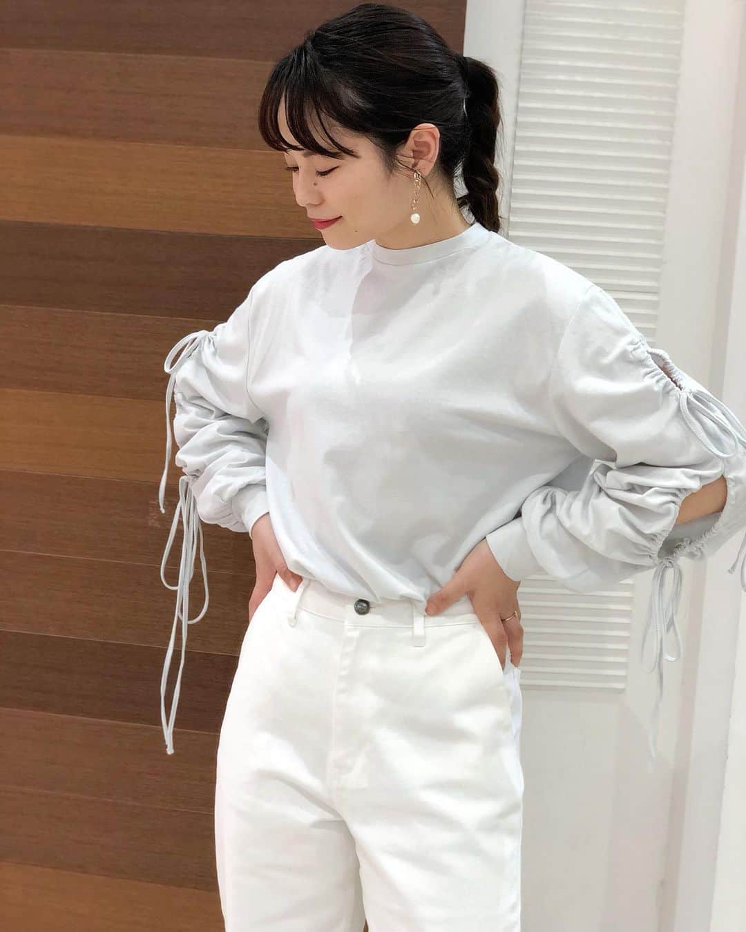 新谷美奈のインスタグラム：「.﻿ ﻿ Nina mew Spring Collection🌷﻿ ﻿ ストーリーズで﻿ お問い合わせをたくさん頂いてたカットソー🕊﻿ ﻿ この春も続く袖コンシャスブーム🧚‍♀️﻿ カジュアルなロンTも﻿ 袖にひとひねりあるデザインがトレンド🧡﻿ これならデニムとのワンツーコーデも﻿ 映え感十分☺️﻿ ﻿ Nina mew﻿ cut&sew ¥12,000+tax﻿ ﻿ @ninamew_official#Ninamew#ニーナミュウ#セレクトショップ#selectshop」